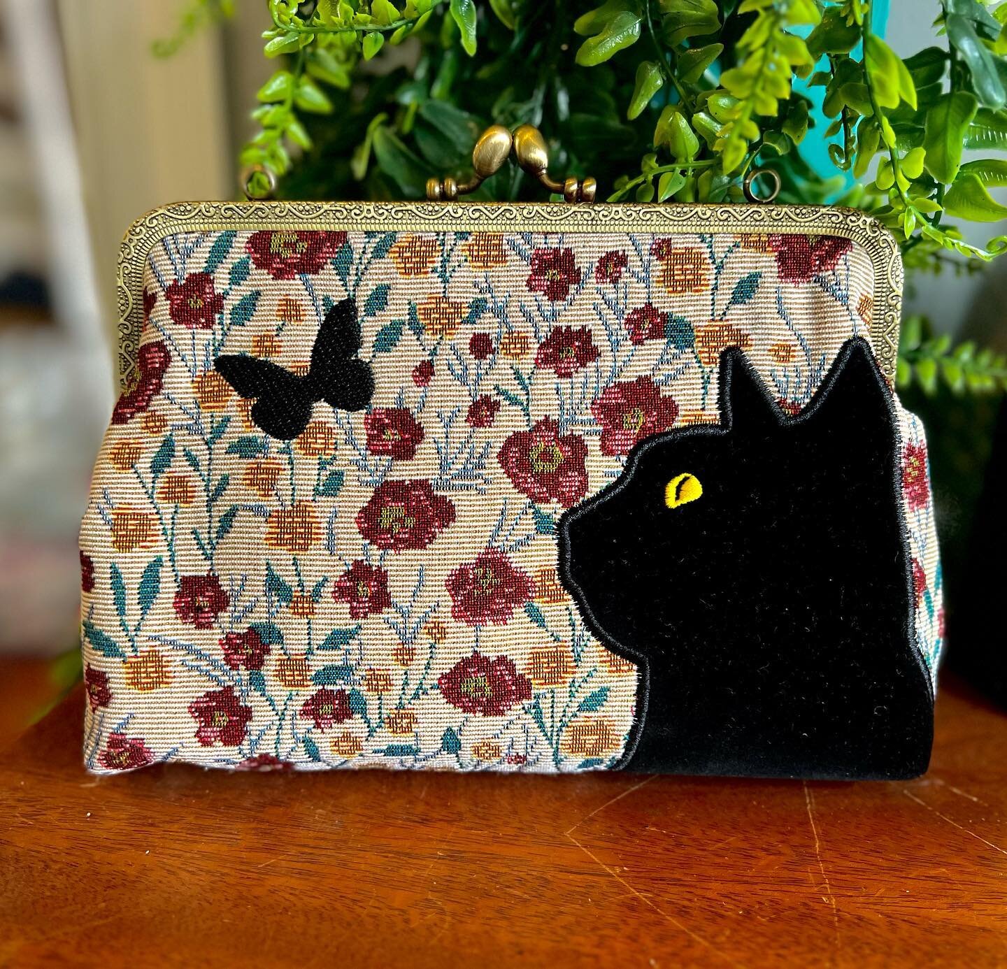 Another adorable cat purse up for grabs! Beautifully embroidered flowers with a velvet black cat &amp; butterfly 🐈&zwj;⬛

This kiss-lock closure purse comes with a 5in detachable leather strap and a 26in drop chain strap option! Purrrfect! 

https:/