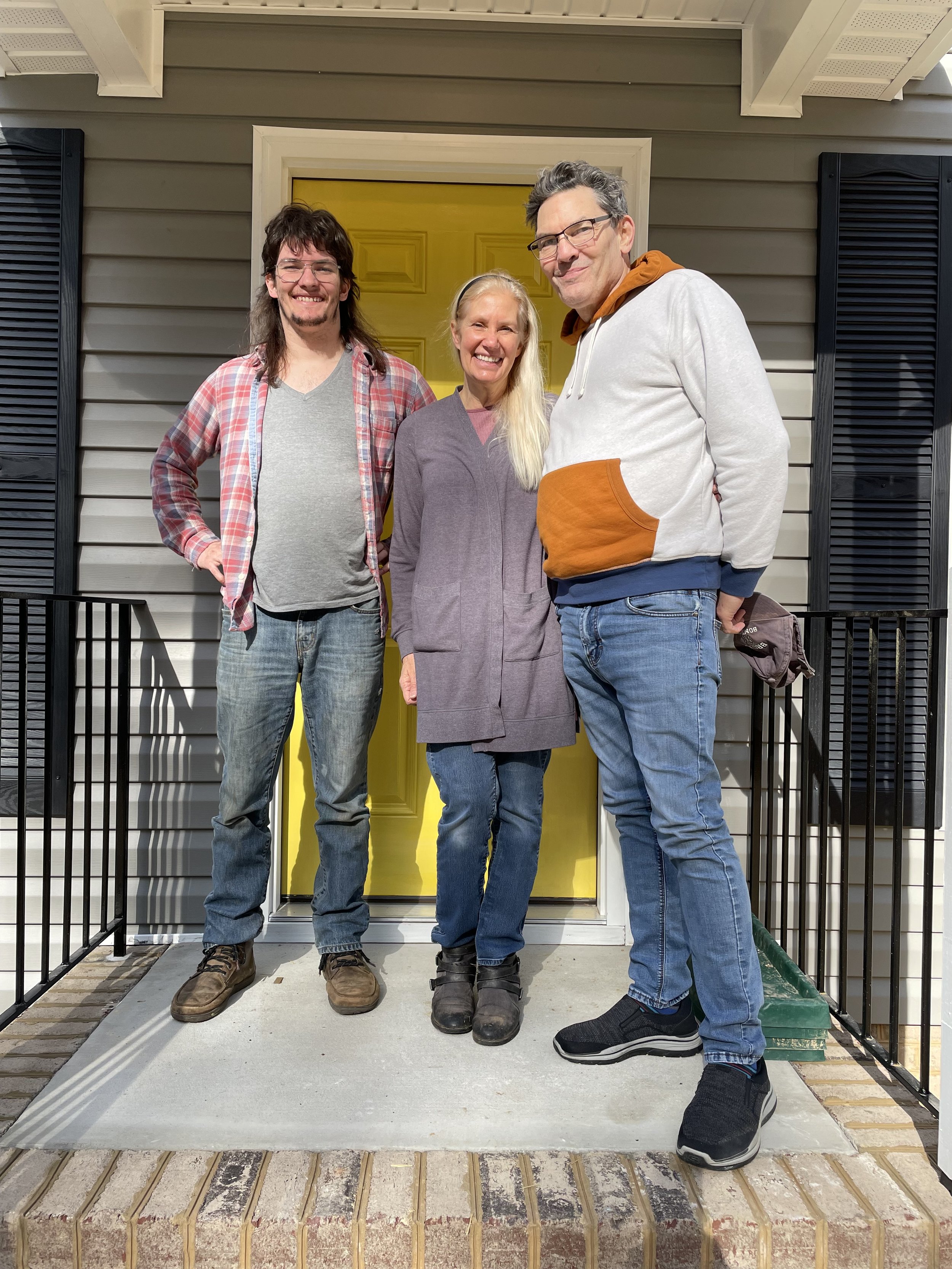 Happy homeowners in Richmond, VA on closing day!
