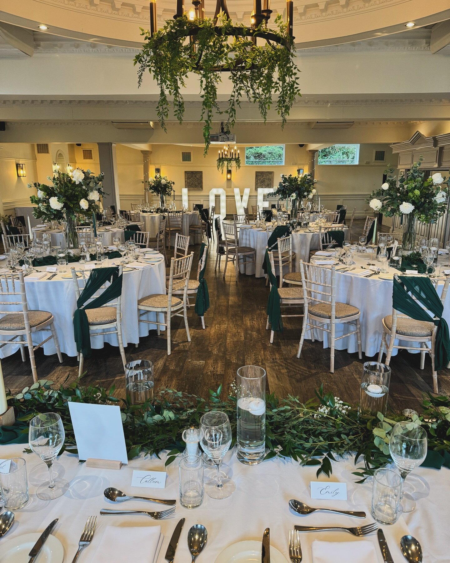 E&amp;C 🤍✨ 

What a magical emerald wedding we styled this weekend, still not over how amazing the venue looked for this lovely couple! I cannot wait to see the professional pictures already 😍 

🌸: @chebello_weddings 
🌿: @foliageandfauxuk 
📸: @f