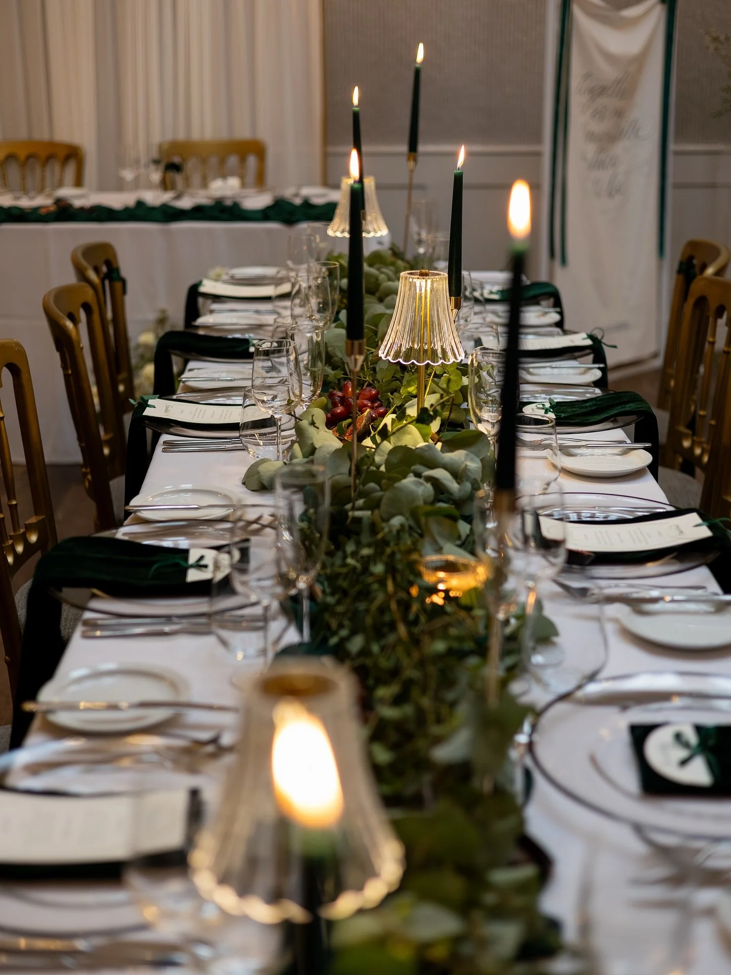 WINTER TABLES // 

Christmas is on its way. Anyone else starting to feel Mariah Carey pushing her way into their bloodstream? It&rsquo;s taking everything in me to hold her back, so instead let&rsquo;s appreciate this beautiful winter wedding set up 