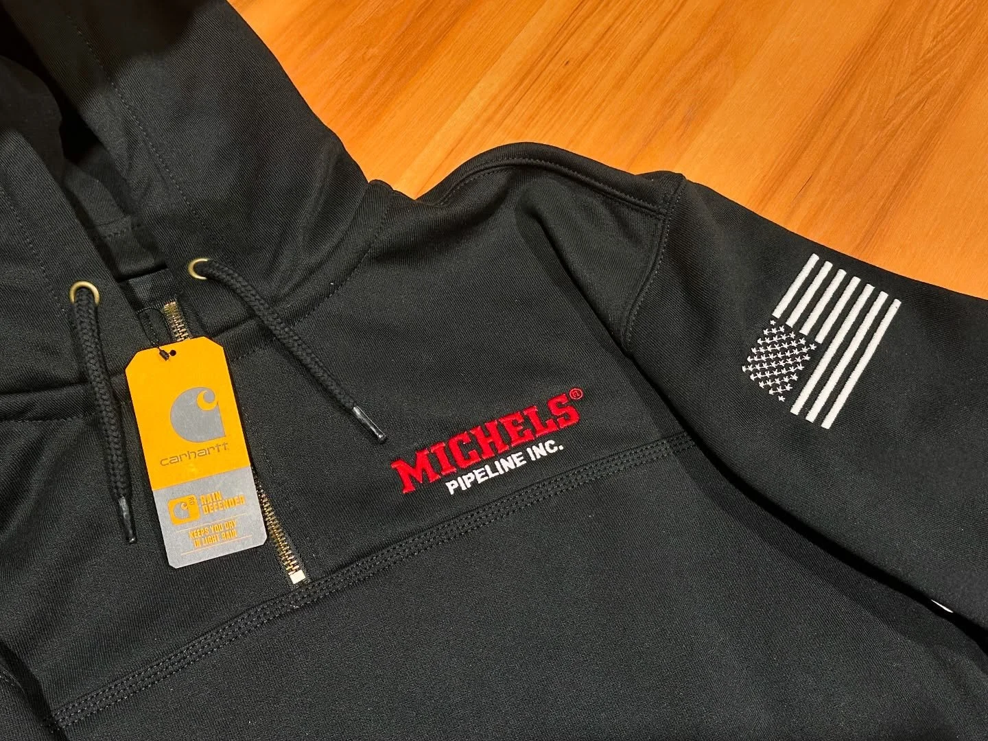 Is your team a fan of Carhartt? We can get it! A stitched flag in addition to your logo is extra sharp!
#carhartt #embroidery