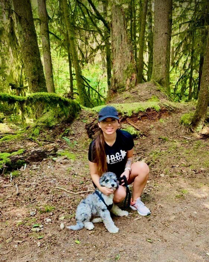 #hikelikeagirl ?

You can wear your @bc_barbelle_club anywhere and everywhere!💪🏻

@majkkaa and Hendrix 🤍💙💜