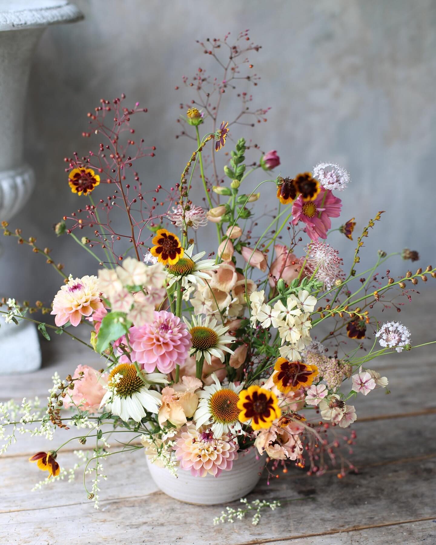 Yesterdays arrangement inspired by the late summer garden. I&rsquo;ve listed the ingredients below for anyone interested 🧡

Ingredients 
Dahlias - Wine Eyed Jill
Phlox - Creme Br&ucirc;l&eacute;e 
Blush Didiscus
Cosmidium Brunette 
Achellia
Lisianth