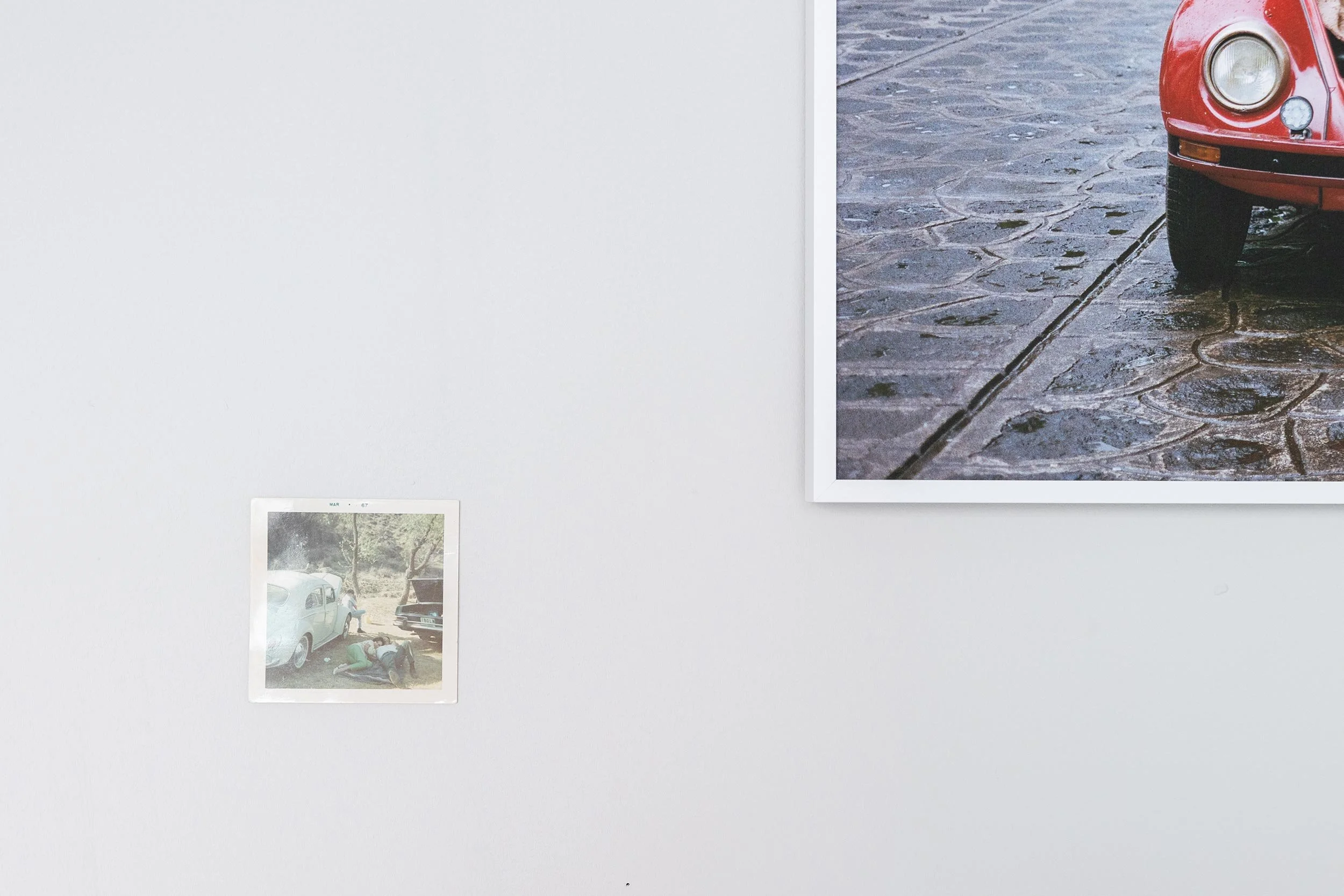 Installation view of Irving Villegas’ LÄUFT exhibition about the Volkswagen Beetle at Kwartier Nord in Hanover, Germany.