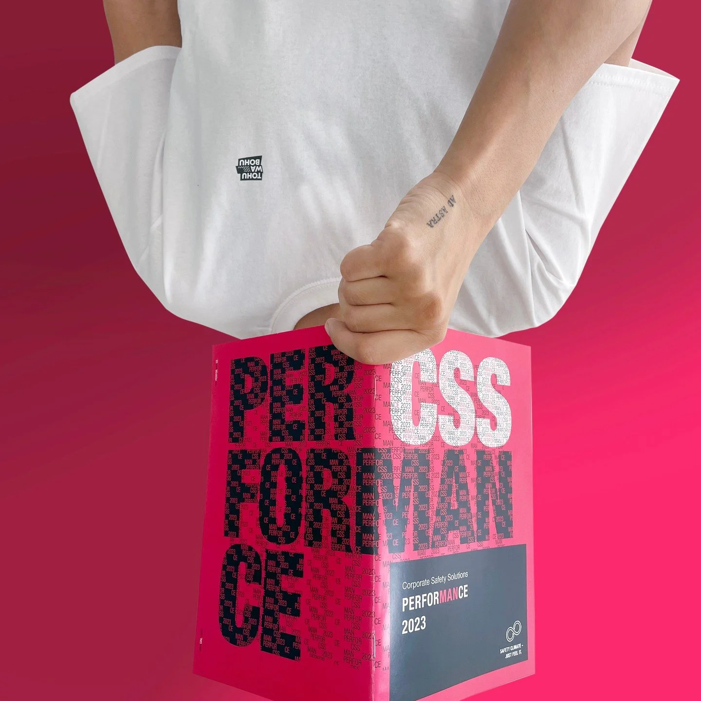 Wir stehen Kopf! 
Das Corporate Safety Solutions Manual der MAN ist da! 🙌

Darin steht klug und kompakt, was im Bereich Arbeitsschutz gerade passiert. Von der Vision, &uuml;ber konkrete Ma&szlig;nahmen bis zur Umsetzung. 

Daf&uuml;r stehen 3 engagi