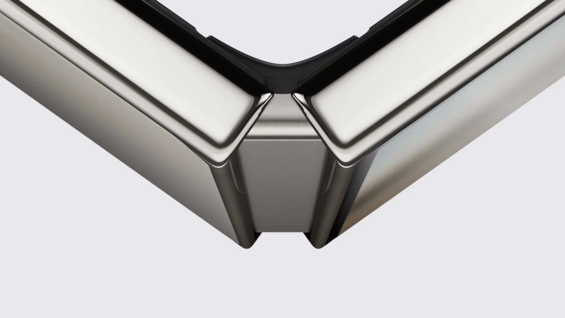 Pormenor da dobradiça em titânio do iPhone Duo parcialmente aberto