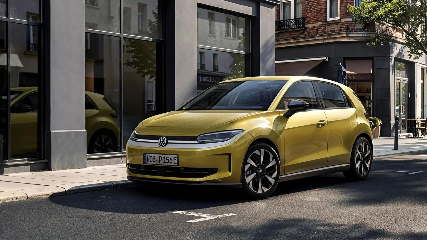 Volkswagen ID. Polo amarelo estacionado numa rua da cidade