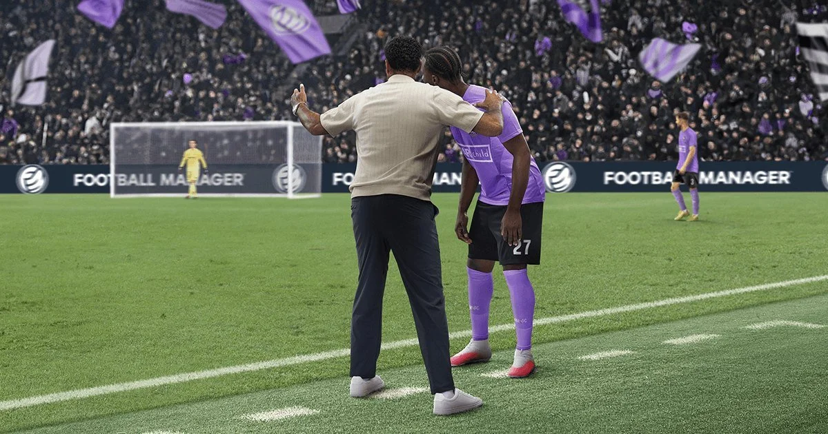 Treinador junto à linha lateral de um estádio cheio, com o logótipo de Football Manager