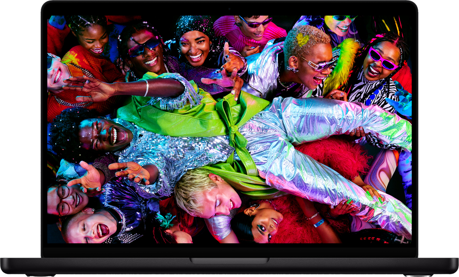 MacBook Pro de 14 polegadas na cor preto sideral, aberto e visto de frente, com uma fotografia colorida no ecrã