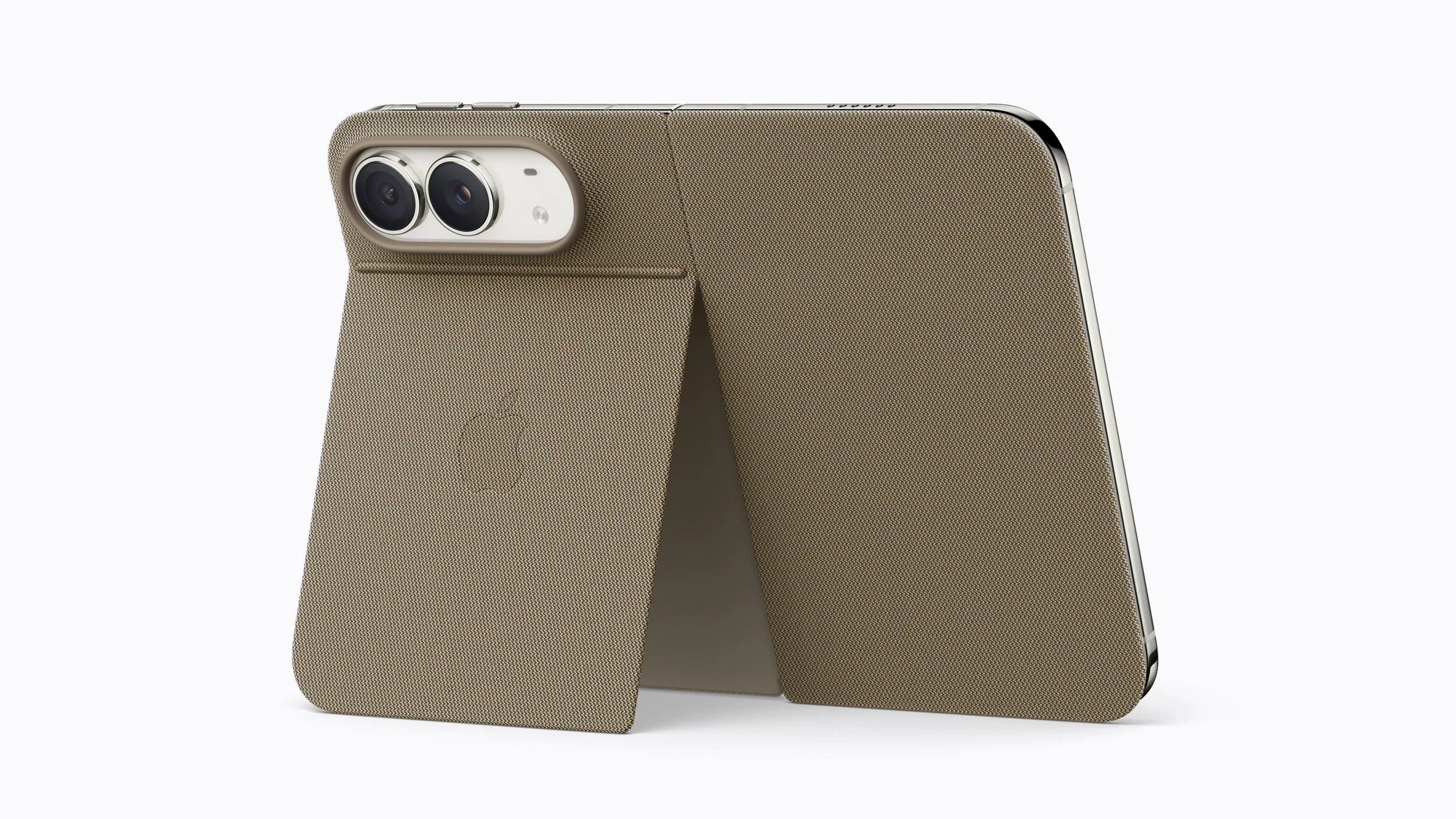 iPhone Duo dentro da capa iPhone Duo Folio em taupe, apoiado no suporte integrado