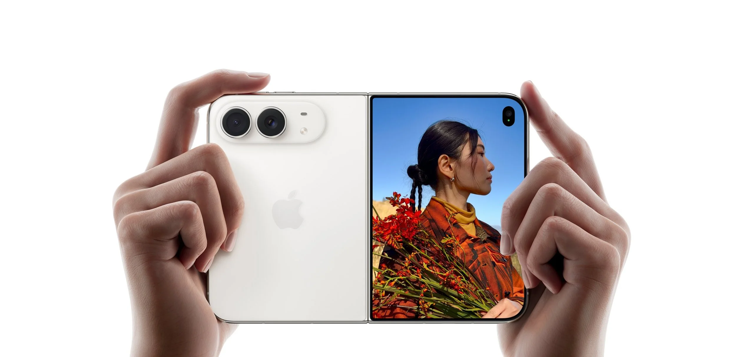 Duas mãos a segurar o iPhone Duo aberto, com as duas câmaras traseiras de 48 MP de um lado e um retrato no ecrã do outro