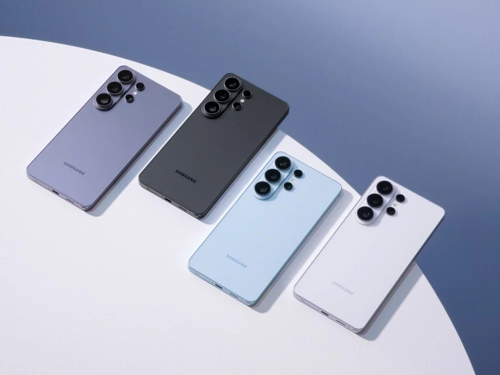 Quatro telemóveis Samsung Galaxy S26 em cores diferentes, deitados de costas sobre uma mesa clara
