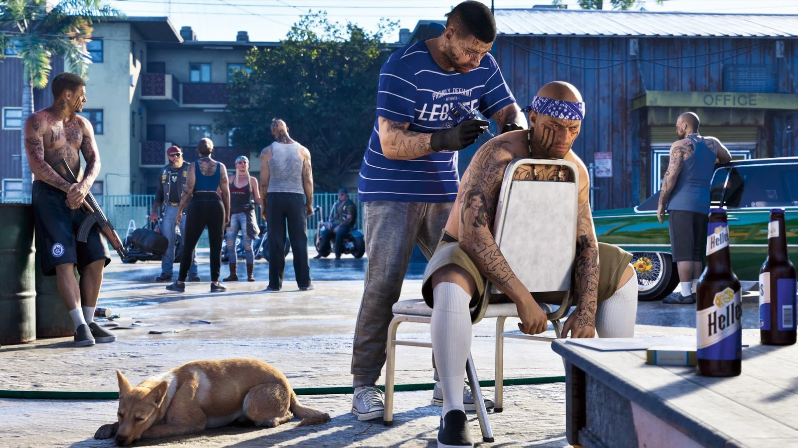 Um grupo num pátio de Leonida, um homem a fazer uma tatuagem a outro e um cão deitado ao sol