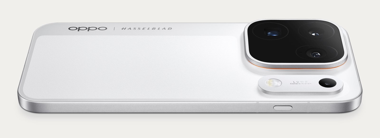 OPPO Find X10 Pro Max branco deitado, visto de lado, com o módulo de três câmaras de 200 MP e o anel laranja Hasselblad