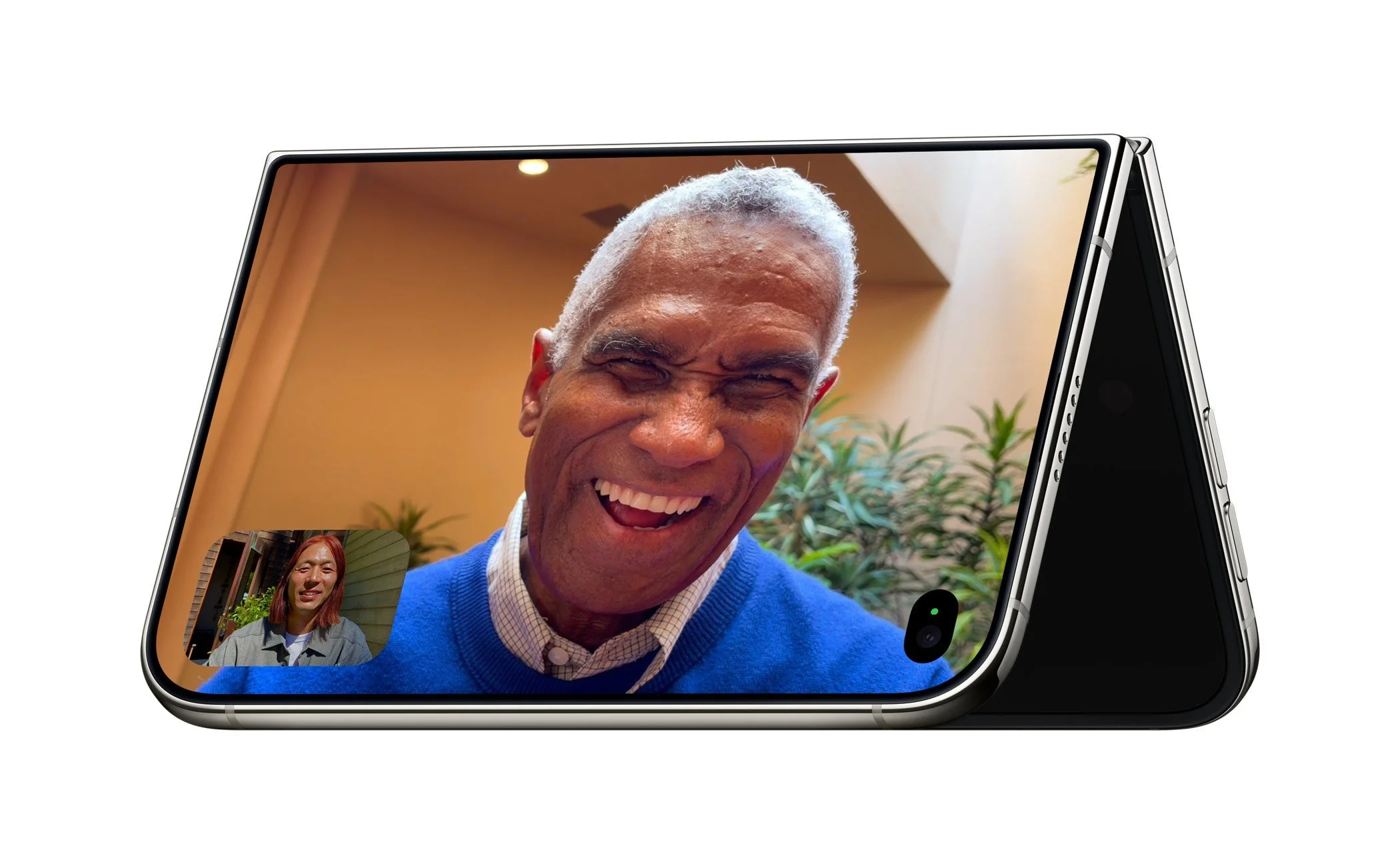 iPhone Duo meio aberto em posição de tenda, pousado sozinho na mesa, com uma videochamada FaceTime no ecrã