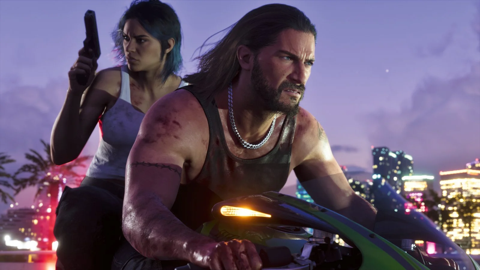 Jason a conduzir uma mota de noite em Vice City com Lucia atrás de arma na mão