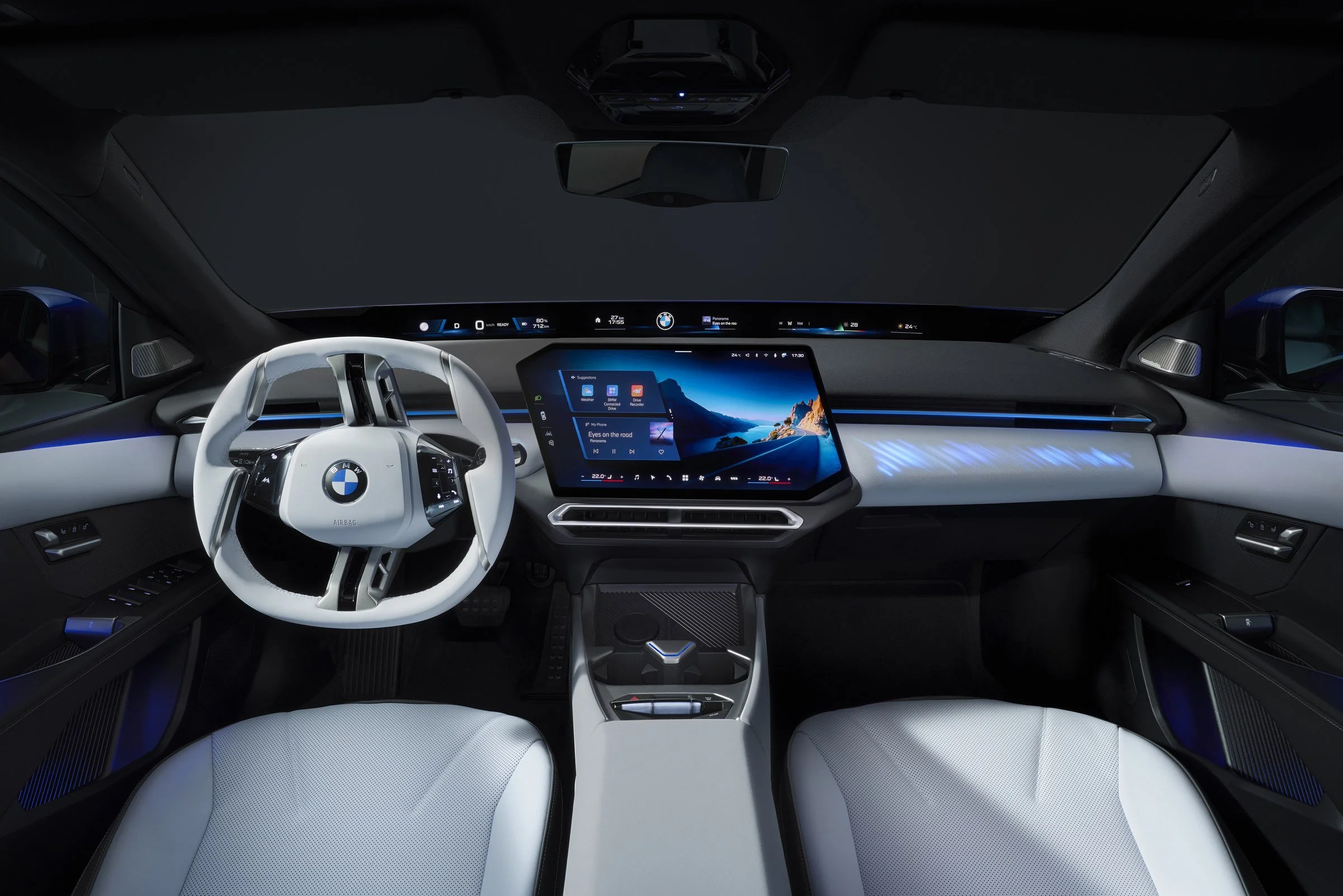 Interior do novo BMW i3 com o volante, o ecrã central de 17,9 polegadas e a faixa do BMW Panoramic Vision na base do para-brisas