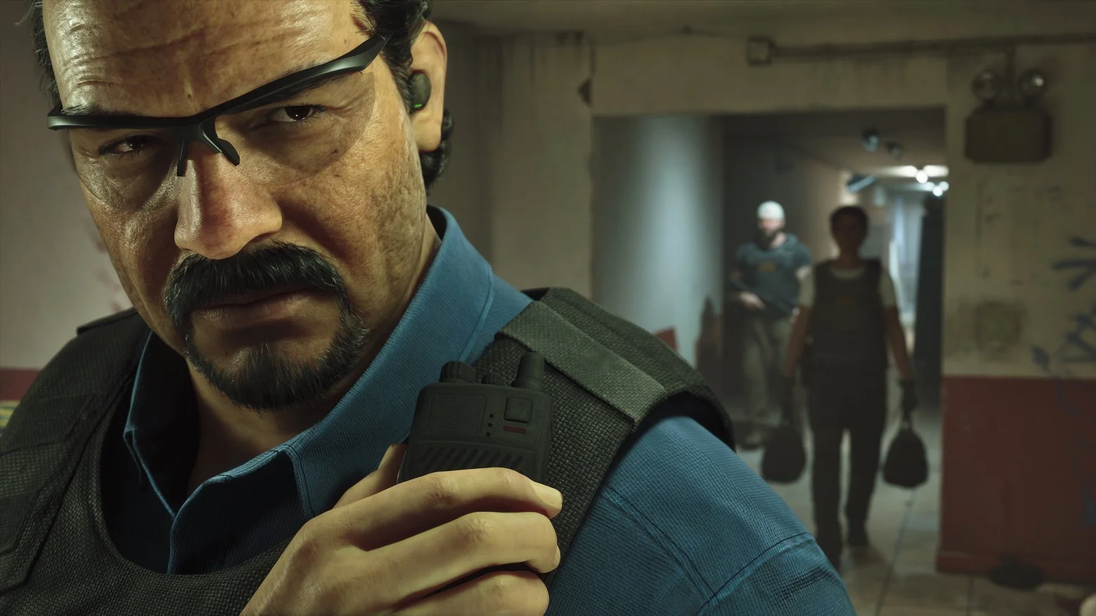 Grande plano de um polícia fardado no GTA 6