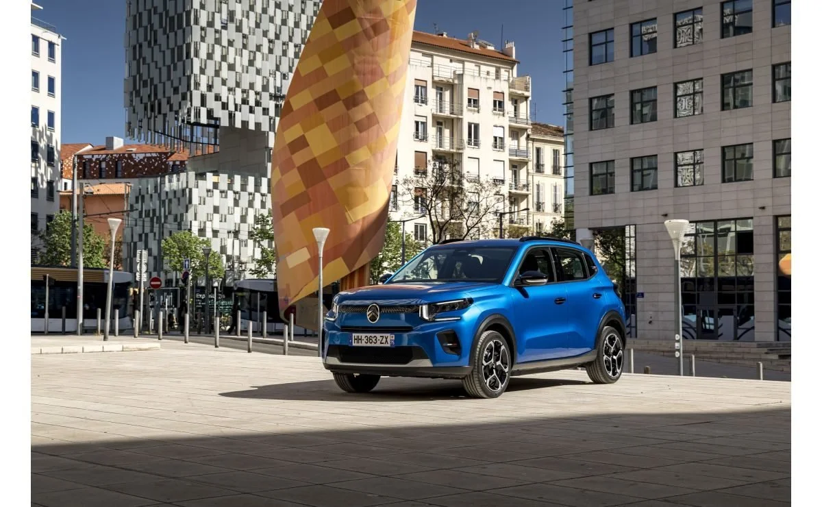 Citroën ë-C3 azul estacionado numa praça da cidade