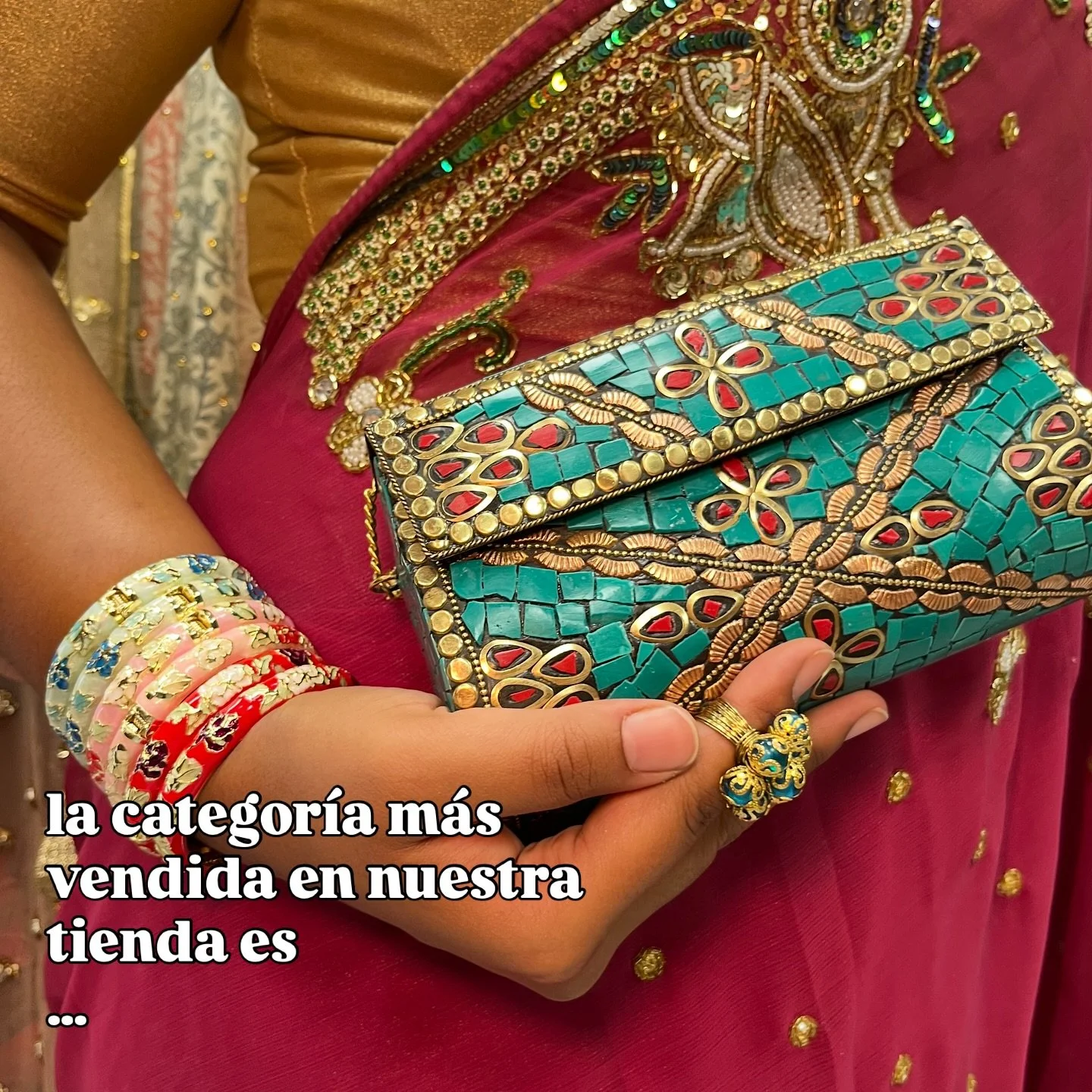 &iquest;vuelta a la rutina o a la fiesta?🪩

las fiestas y bodas no descansan en vacaciones ni vuelven a la rutina😜 

as&iacute; que en nuestra tienda estamos preparadas para que DESLUMBRES en tus ocasiones!💃🏽 como estas maravillas de sarees💖

de
