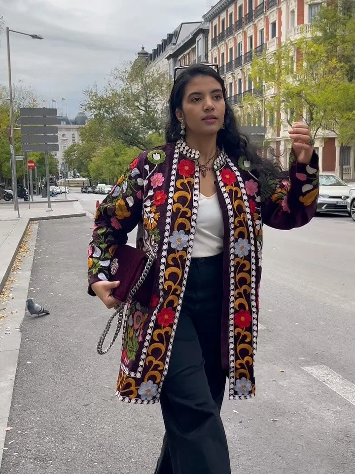 v&iacute;deo + fotitos de c&oacute;mo vas a lucir nuestro abrigo Kaira por las calles de madrid (o por el mundo!💋)

lo tienes en el tono vino, turquesa o negro💫

disponible en nuestra web! 

✨indoartmadrid.com

disponible tambi&eacute;n en nuestra 