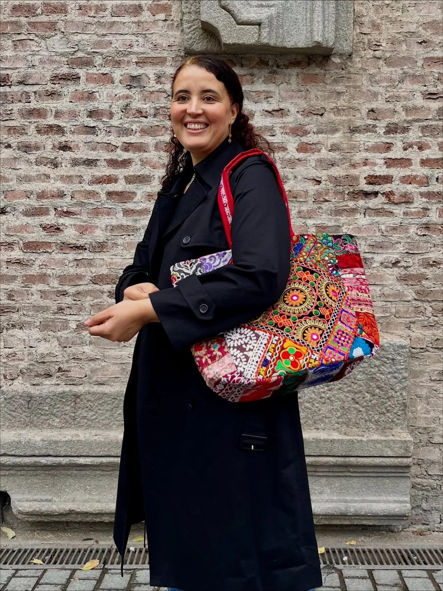 mi madre hace de modelo (por fiin)!🥹💖 (y es una atrevida!🤭) porque&hellip;

mira c&oacute;mo ha combinado el bolso maxi con un look casual!✨

adem&aacute;s&hellip;.

decidi&oacute; hacer las fotos del bolso maxi vintage patchwork en un d&iacute;a 