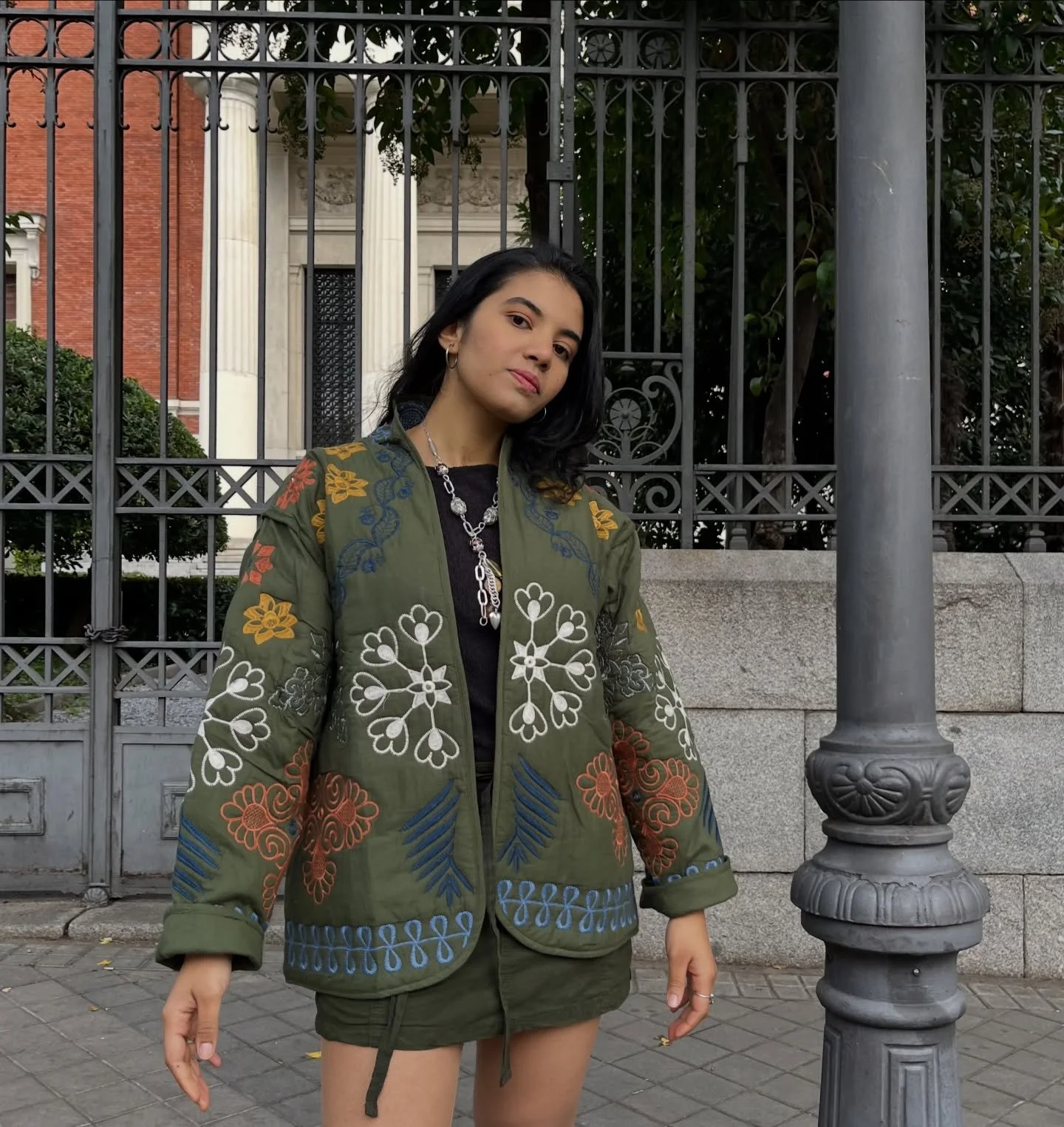 esta cazadora lo da todo⚡️❤️✨!!!

creando looks &uacute;nicos e imparables, como una superestrella💫

ayy y sus bordados y detalles🧚🏽&zwj;♀️ destacar&aacute;s con este tesorito en cualquier lugar😌

disponible en web!✨ unidades limitad&iacute;simas