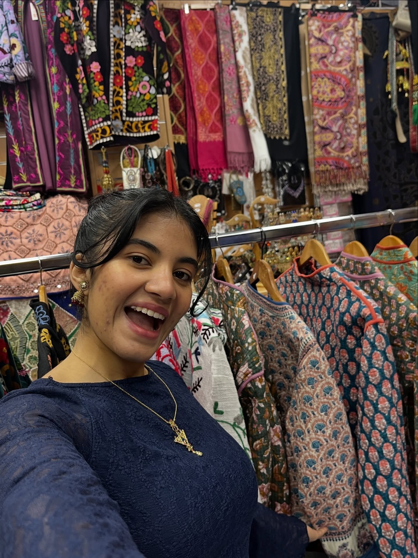 d&iacute;as de locura bonita✨🌹 ya somos m&aacute;s de 10 k🥹 nuestro primer directo charlando y viendo tesoritos juntos❤️&zwj;🩹 y cositas agotadas!💖 nuestro bolso Leyla🤧 despidiendo las &uacute;ltimas chaquetas de la temporada!🥹

💌 tesoritos qu