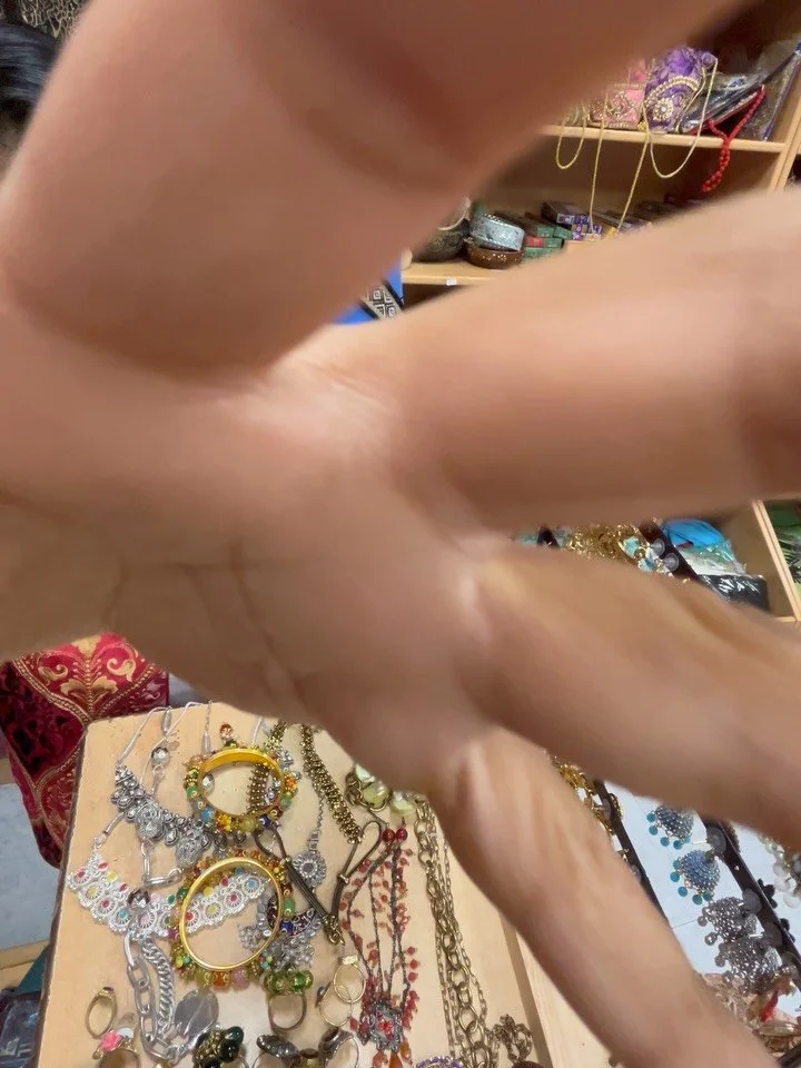 desconectadas online❤️&zwj;🩹para conectarnos en nuestra tienda f&iacute;sica💖 unas semanas intensas recibi&eacute;ndoos aqu&iacute;! ha sido m&aacute;gico! muchas gracias💋 es un placer haberos conocido🥹🦋

*un poco de todo: pedidos, joyitas y out