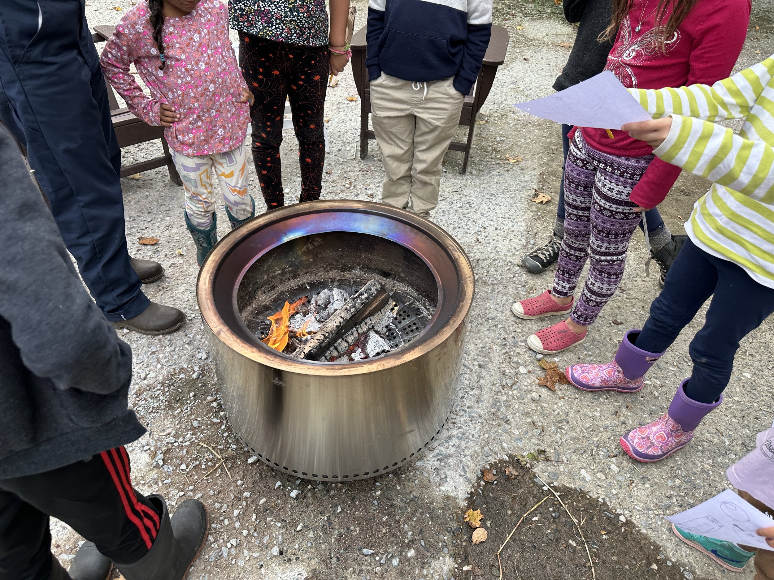 Offering letters and gifts to ancestors through the fire