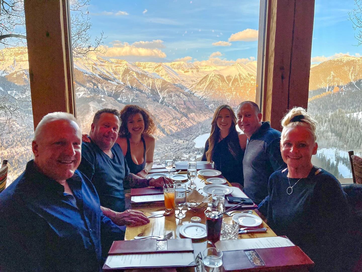 This dinner view 🙌🏼 with the best family! 
Night 3 dinner at @allredsrestaurant at the top of the mountain, transportation by gondola only! Then we took the gondola down into Telluride for the dessert course @newsheridanchop Where we ate the night 