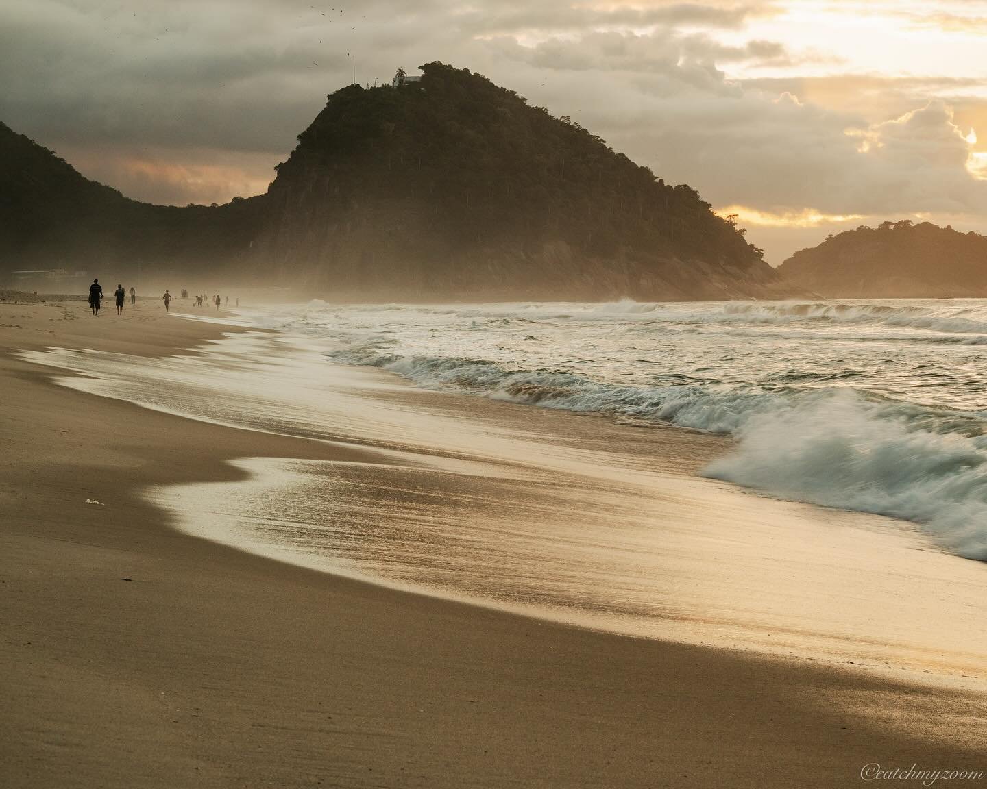 Slow steps, soft tides, honey light. #morningwalk 

#goldenhour #sunriselover #slowmoments #seascape #visitrio #copacabanabeach #riovibes #landscape #natureisart #travelphotography #fineart_photo #natureandcity #travelwithme #catchmyzoom #nikonz8 #wa