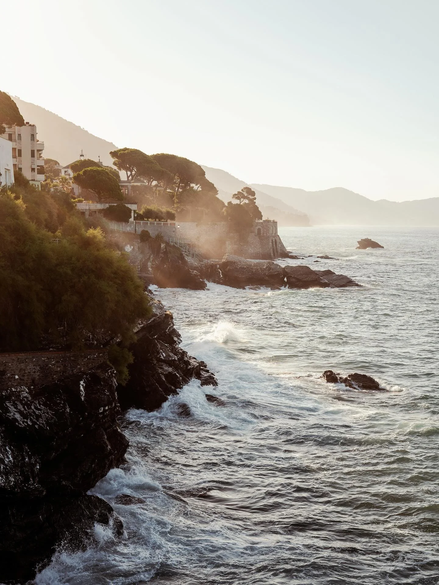 Morning hues, salt kissed air and Ligurian stillness #passeggiatadinervi #visitliguria #coastalwalk #landscape #travelphoto #catchmyzoom #leica #visititaly #nervi #genova #liguriadascoprire #coastalvibes