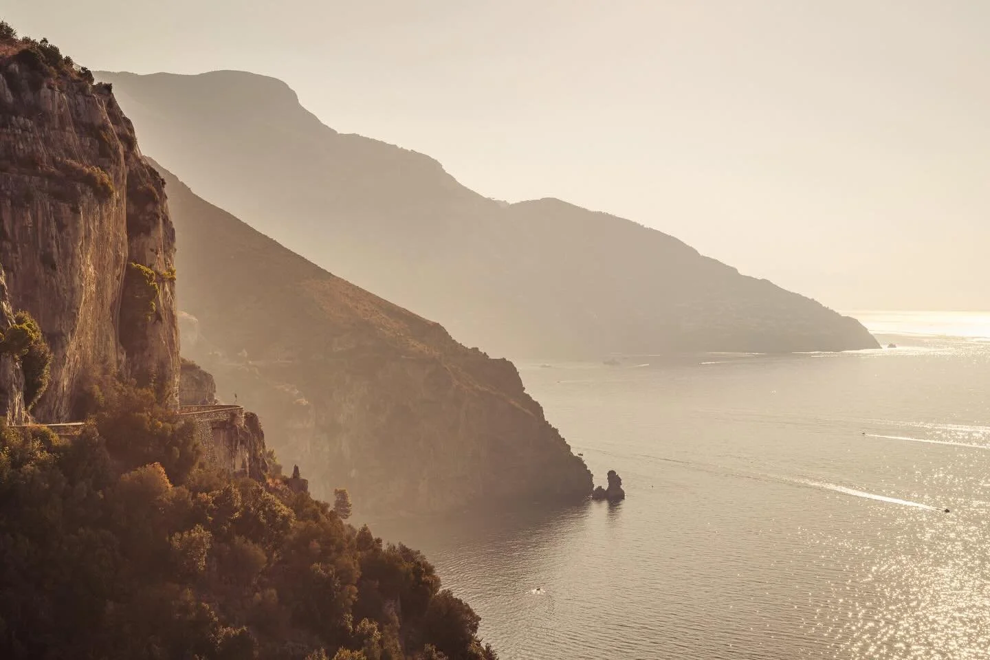 The Quiet Cliffs

The coast before everything fills with movement. 

Amalfi Life.

#amalficoast #slowliving #visualjournal #mediterraneanlight #fi̇neartphotography
