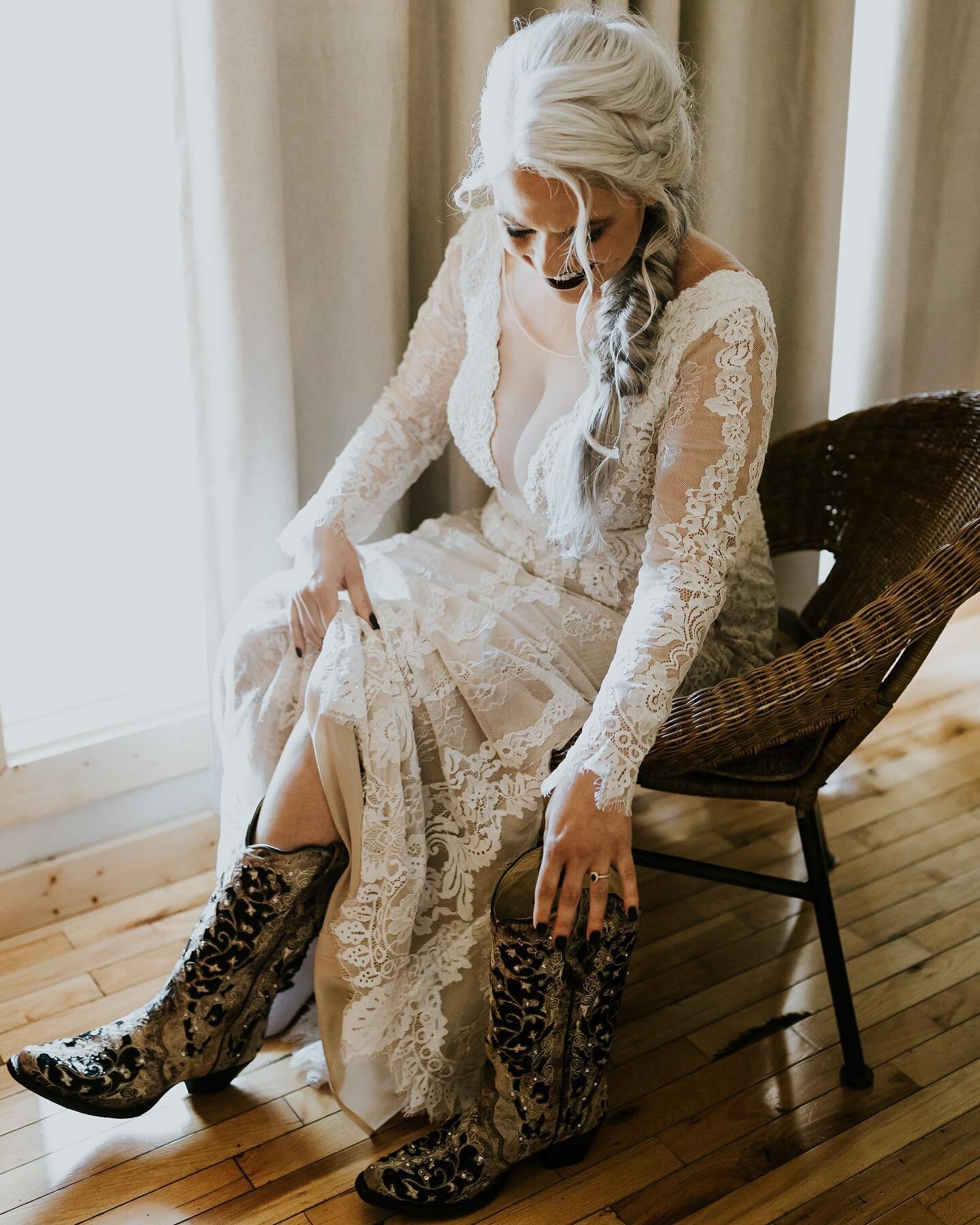 Those final getting ready moments before walking down the aisle to say &ldquo;I Do&rdquo; 🖤

&bull;
&bull;
&bull;
&bull;
#ncweddingphotographer #tnweddingphotographer #tennesseeweddingphotographer #gatlinburgweddingphotographer #pigeonforgeweddingph