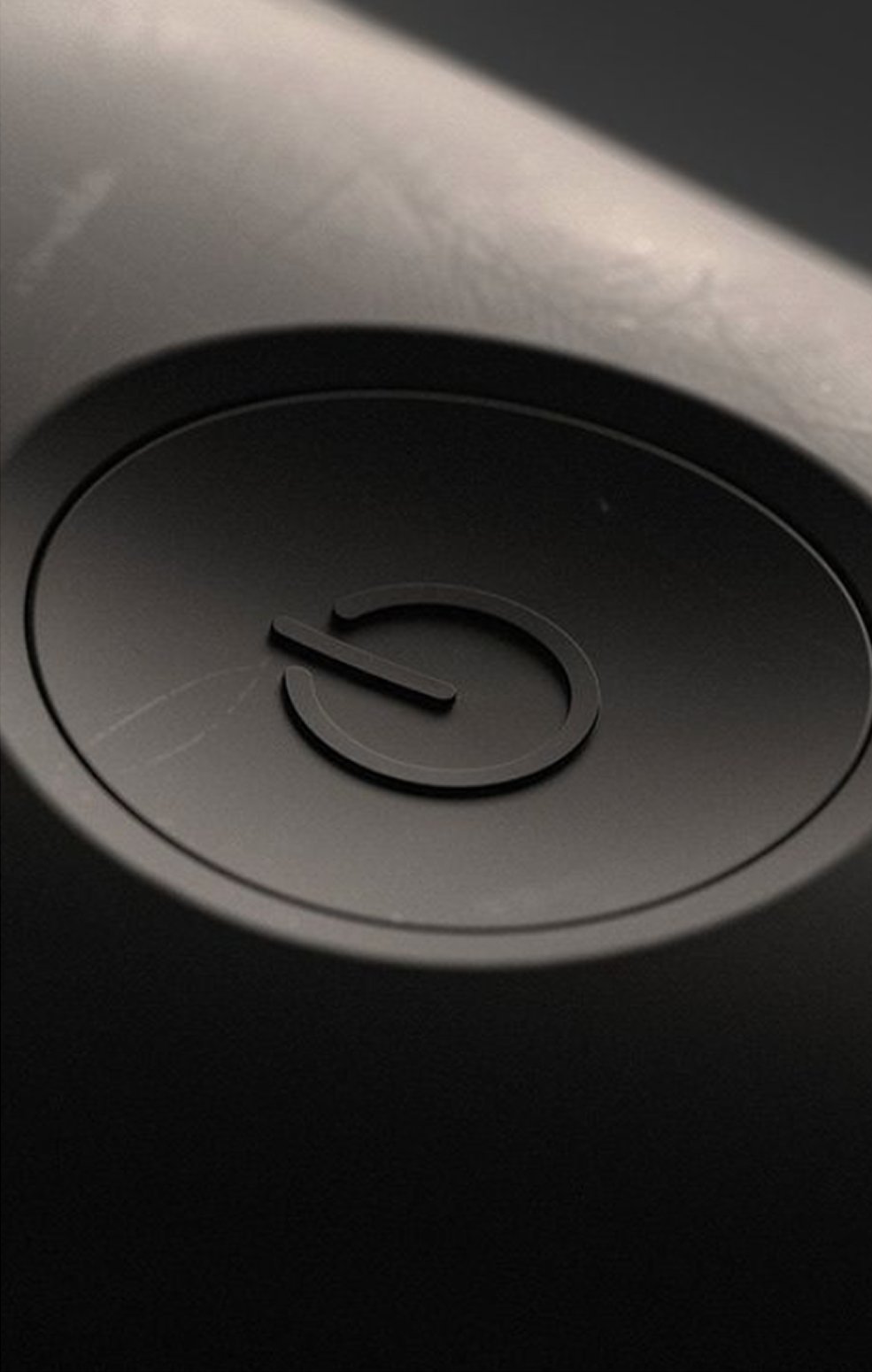 Sculpted Zones: Selective sculpted areas intuitively guide hand placement for improved ergonomics and precision control.