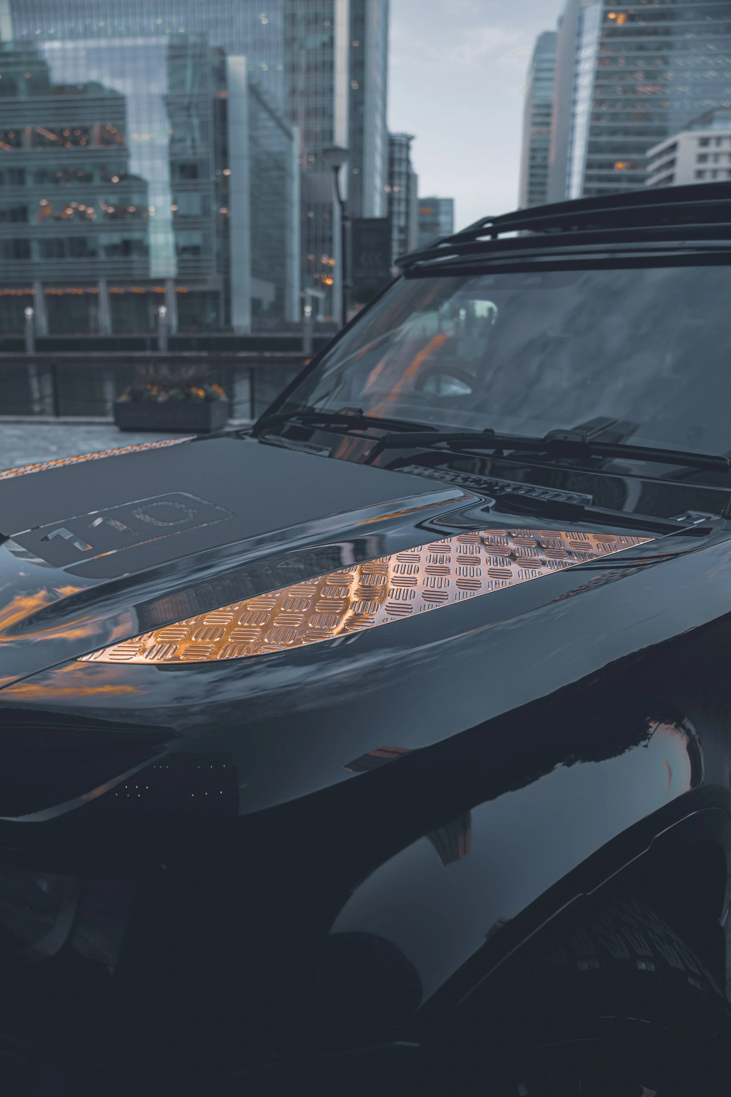 Defender 110 bonnet detailing, graphic and gold checker plate