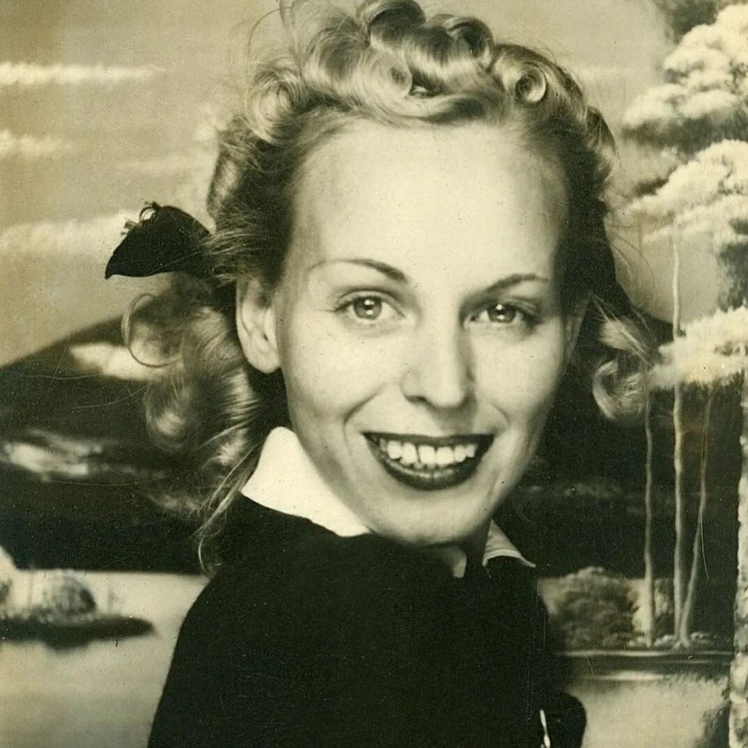 Costivity
Thanks again to @owasowfoundphotos
for the use of this gorgeous lady. Other images were found on the interwebs. 
#shortstoriesofinstagram #shortstory #shortstorywriter #shortshorts #shortstories #fictionwriter #fiction #haemaroids #fissures