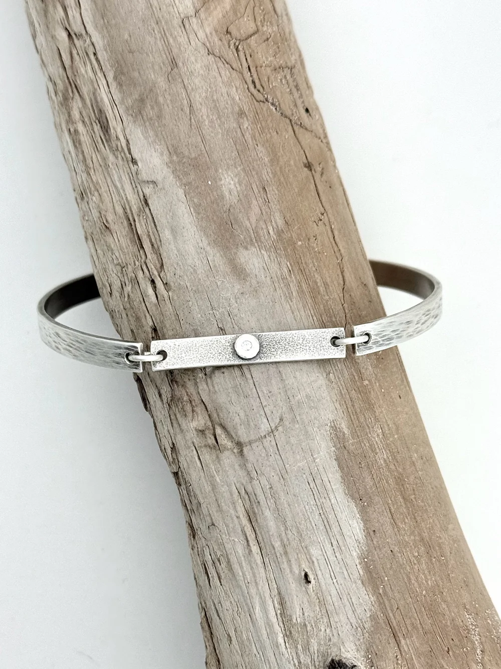ジュンウエゾノ BEND BANGLE / NARROW BRACE ブレス Handcrafted Silver Bridge Bangle with Moissanite Accent | KFinn