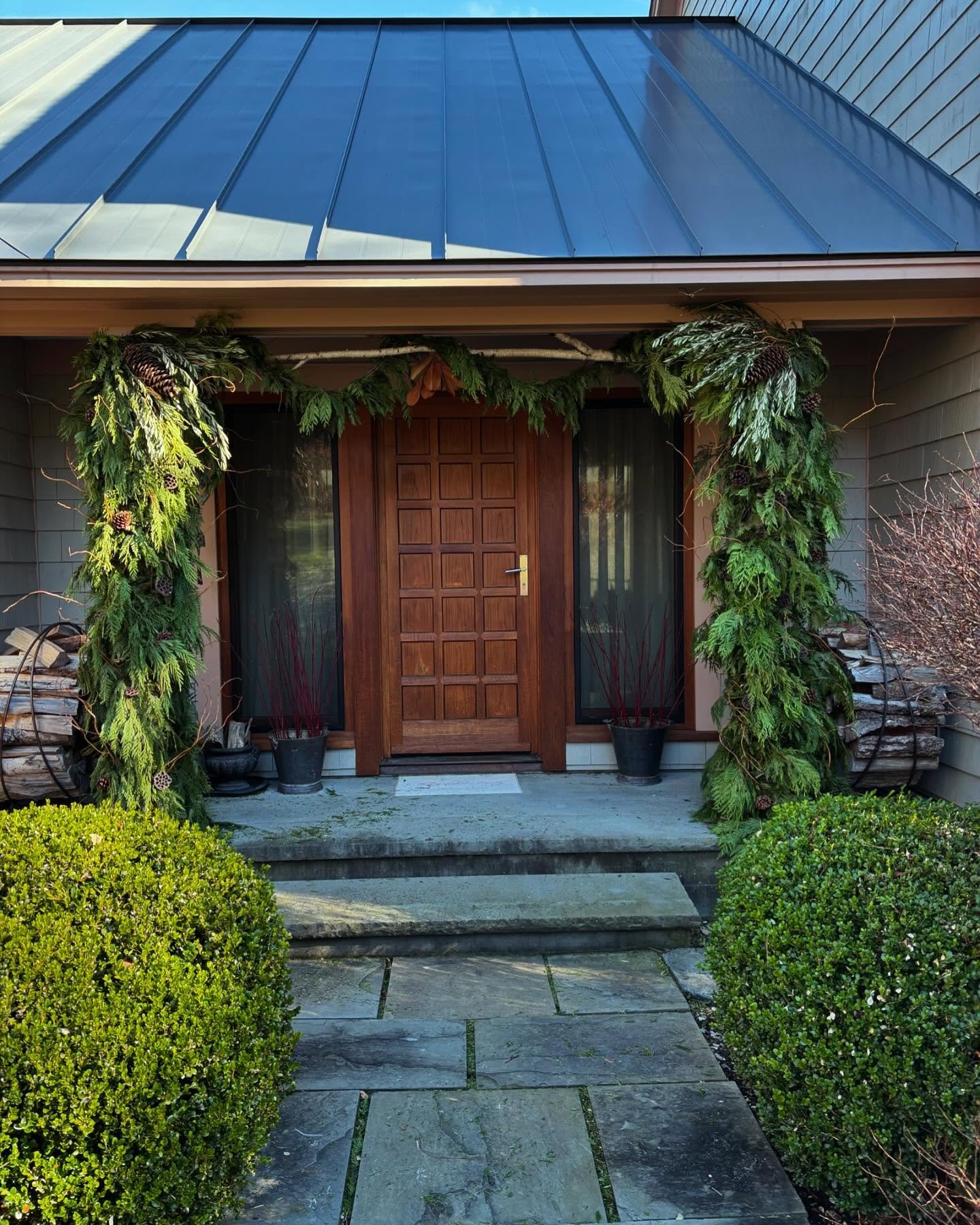 Just a touch of whimsy here in the Berkshires&hellip;
#horticulture #holidaydecor #yule #gardening #finegardening #floral