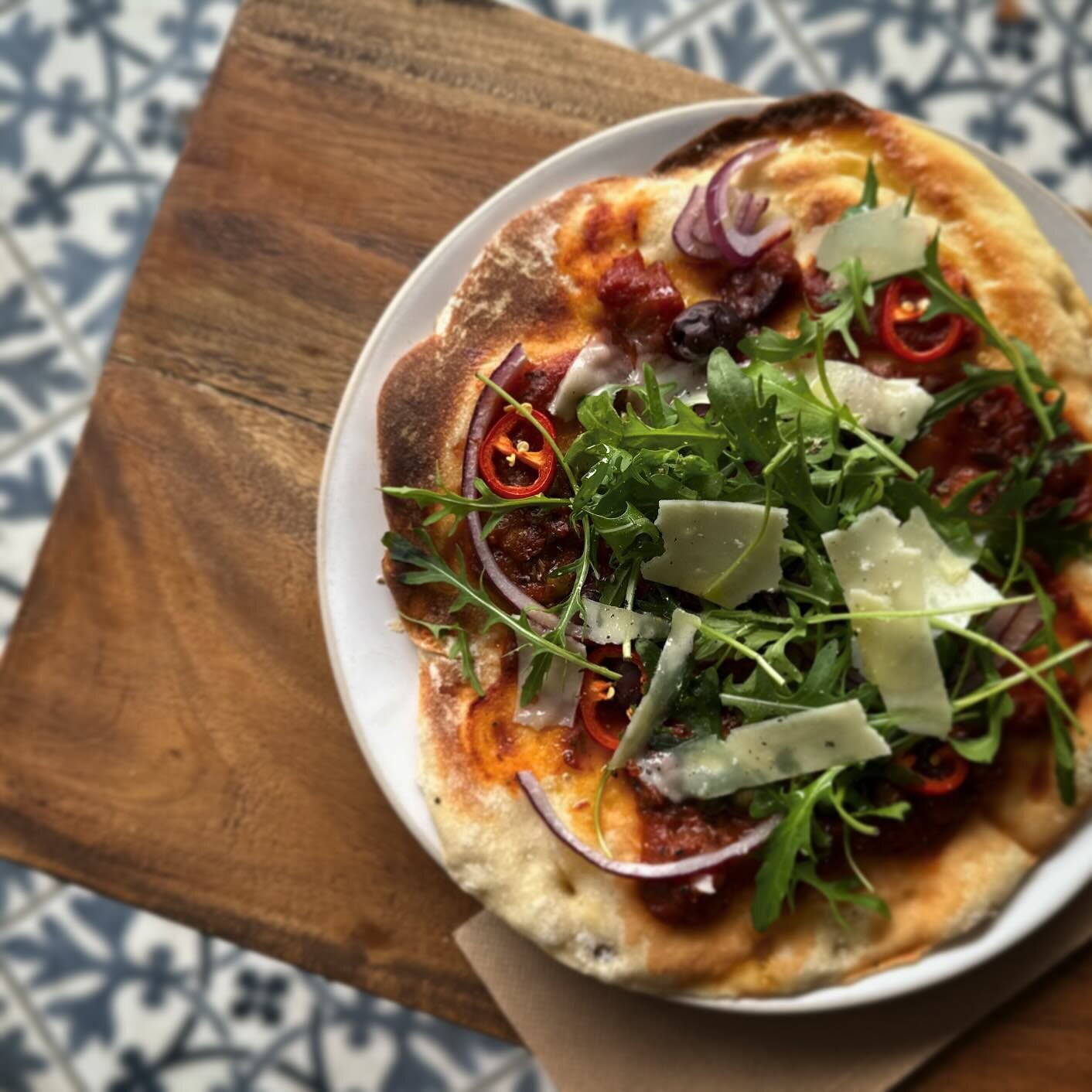 P U T T A N E S C A 🌶️ 🫒 

Our sourdough flatbread with a rich tomato sauce, capers, red onion, olives, hot red chillies and topped with peppery rocket and Parmesan shavings 🤌

#puttanesca #sourdoughflatbread #specialitycoffeehouse #lovelocal #sur