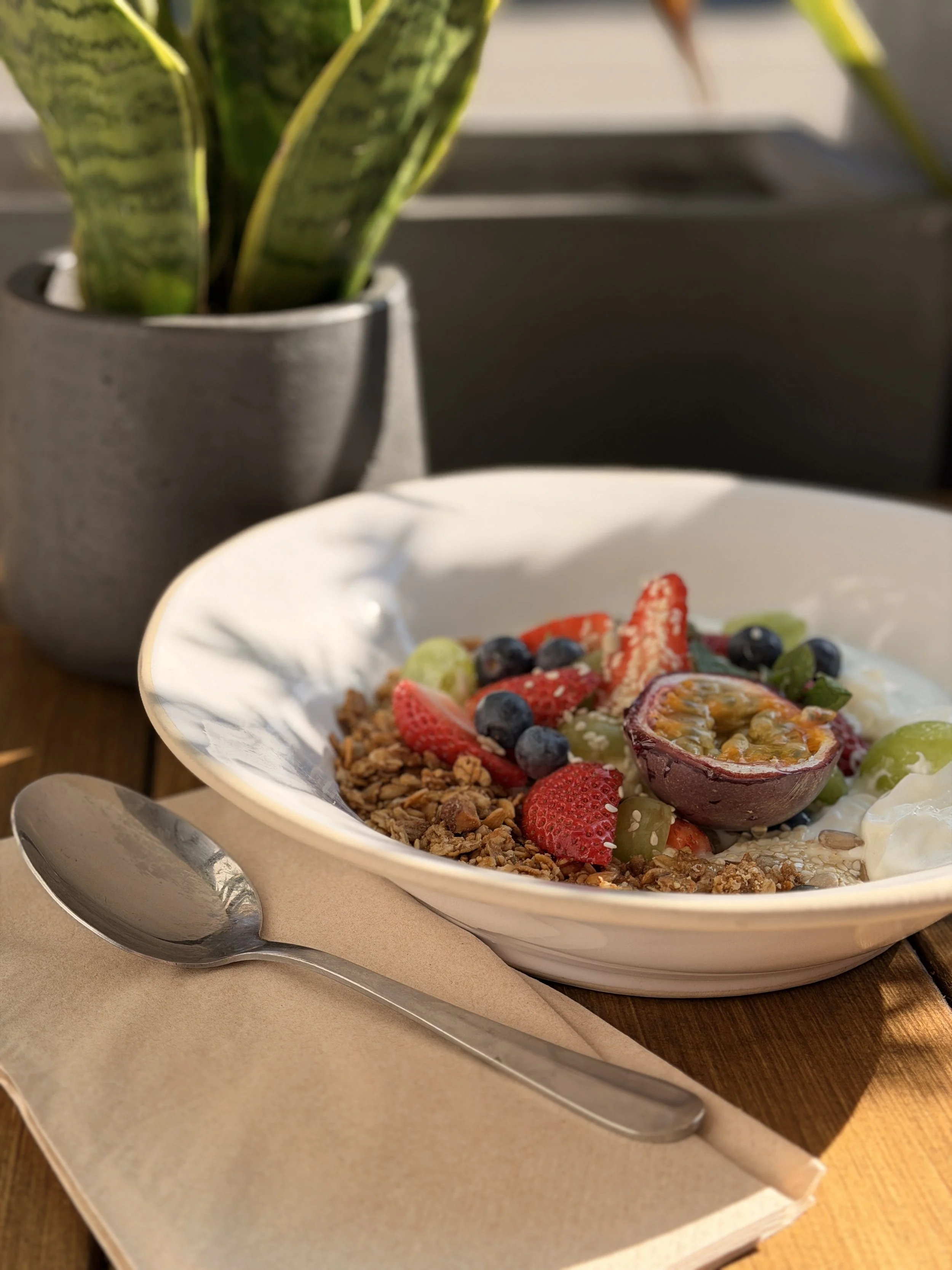 Yoghurt & fruit bowl with passion fruit and granola