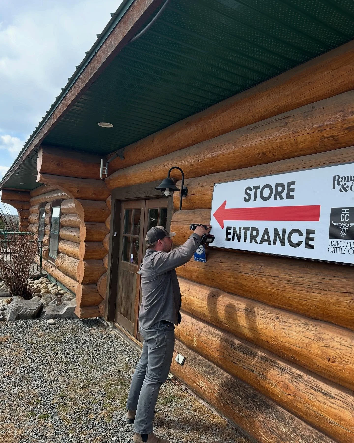 Day 1 ✔️Thank You to all that came out to shop and to all that messaged their support! We really appreciate it! Some favourites today @woozapizzaaa were a hit. The @tworiversmeats Apple Bangers were on the move. @bosa_foods Meat Lasagna will be on a 