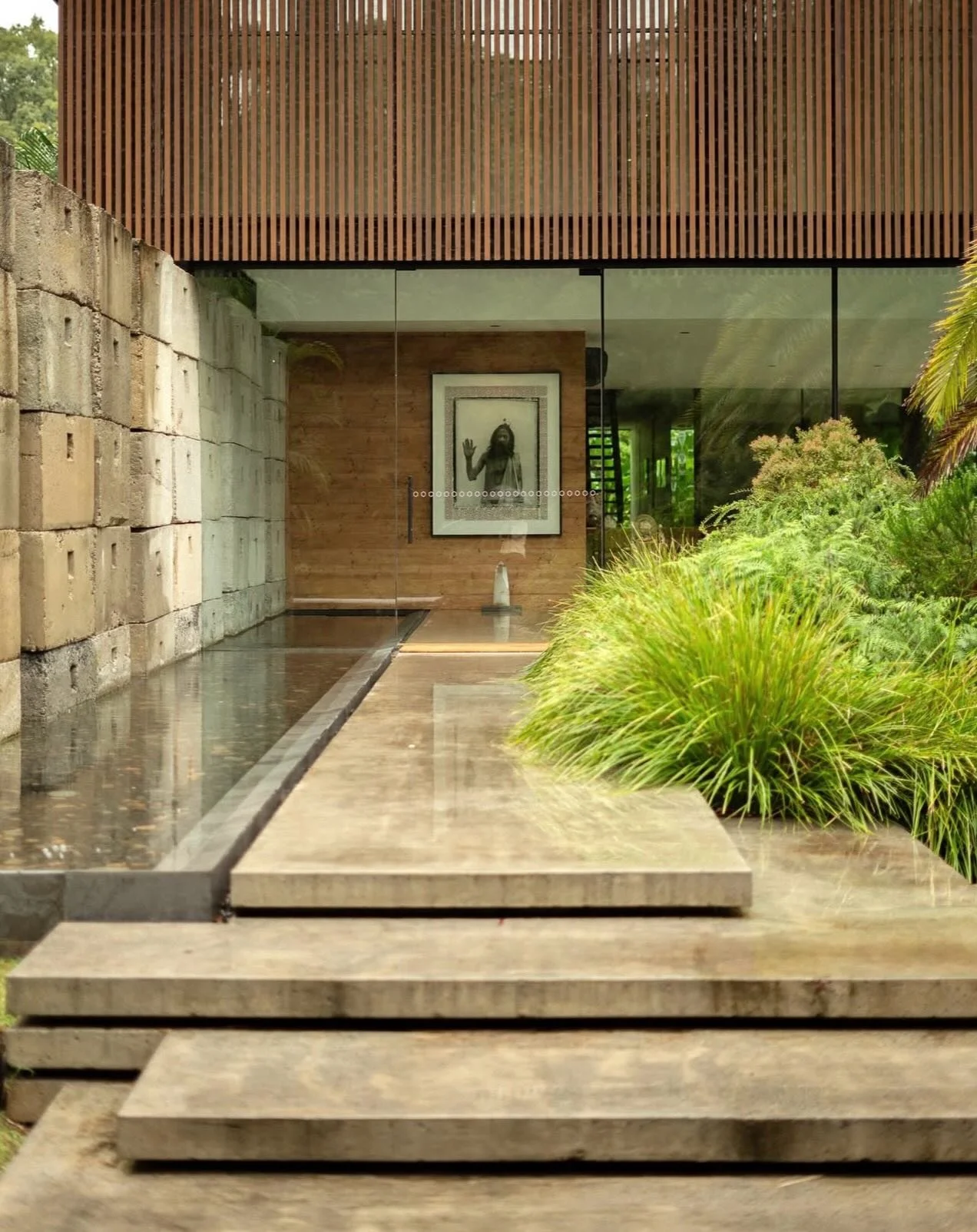 Got the chance to repaint @soma.byron! So happy with how the lime wash turned out, big shout out to everyone that came out and lent a hand. Onto the next one 🎨 photographer: @teelifu