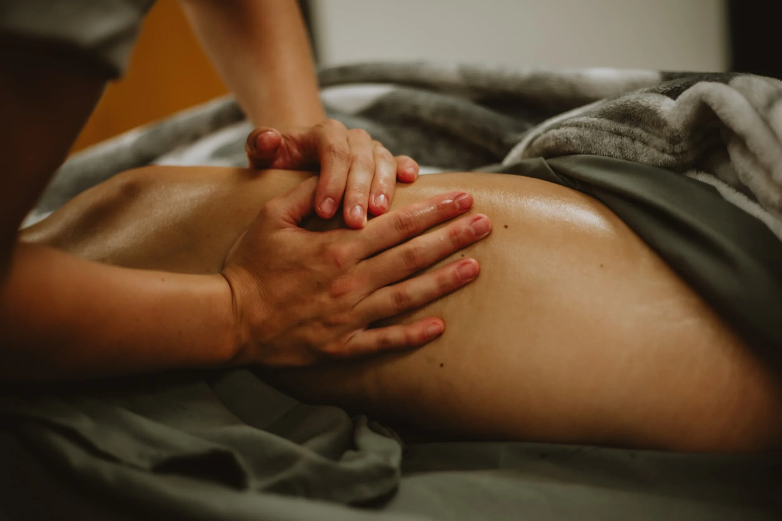 client receiving manual lymphatic drainage before an upcoming leg liposuction appointment