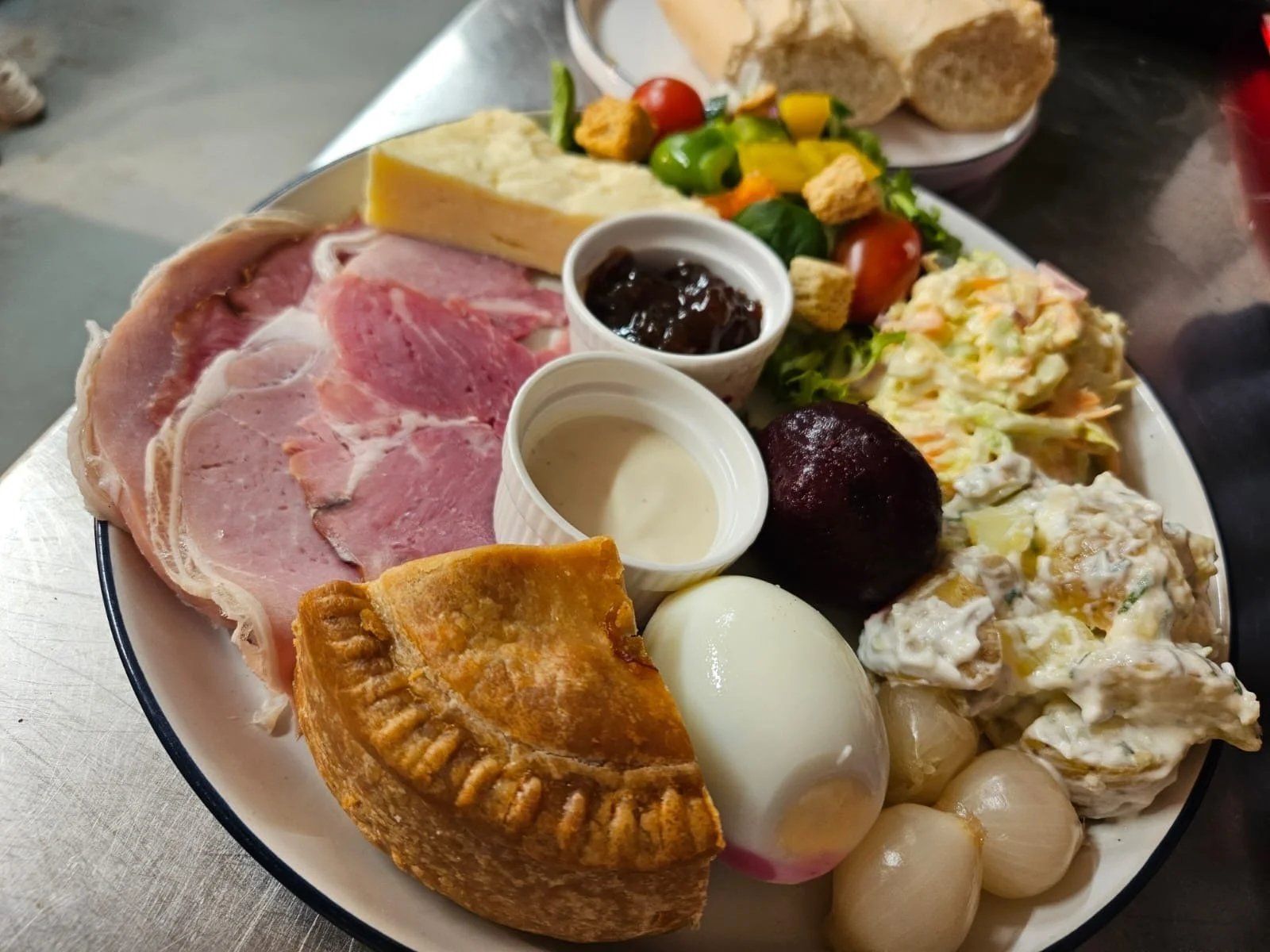  Mid‑Week Roast Swap: Fresh Salads Are Taking Over at Mariners Galley Café