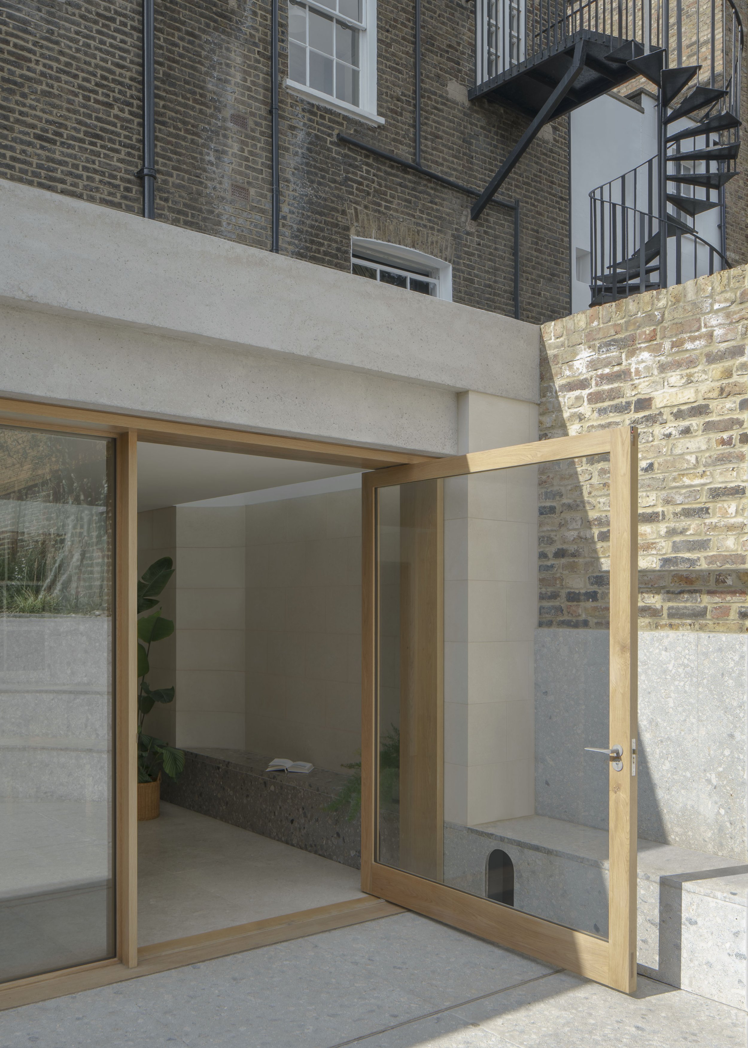 Architecture-for-London_Stone-House_Oak-pivot-door_Credit_Building-Narratives.jpg