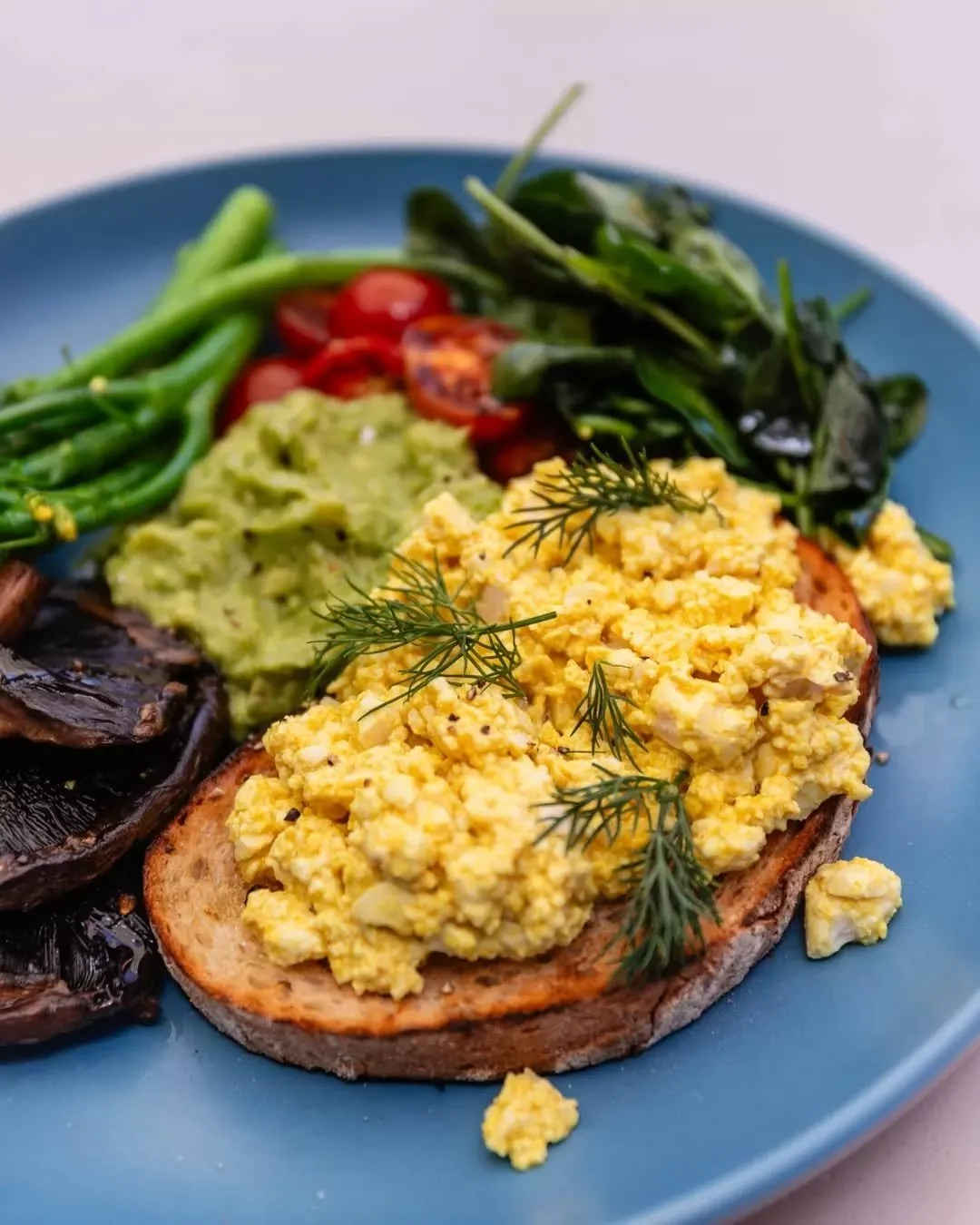 Plant-based and packed with flavour, meet our vegan breakfast, with scrambled tofu, fresh greens and toasted sourdough. 🤤
