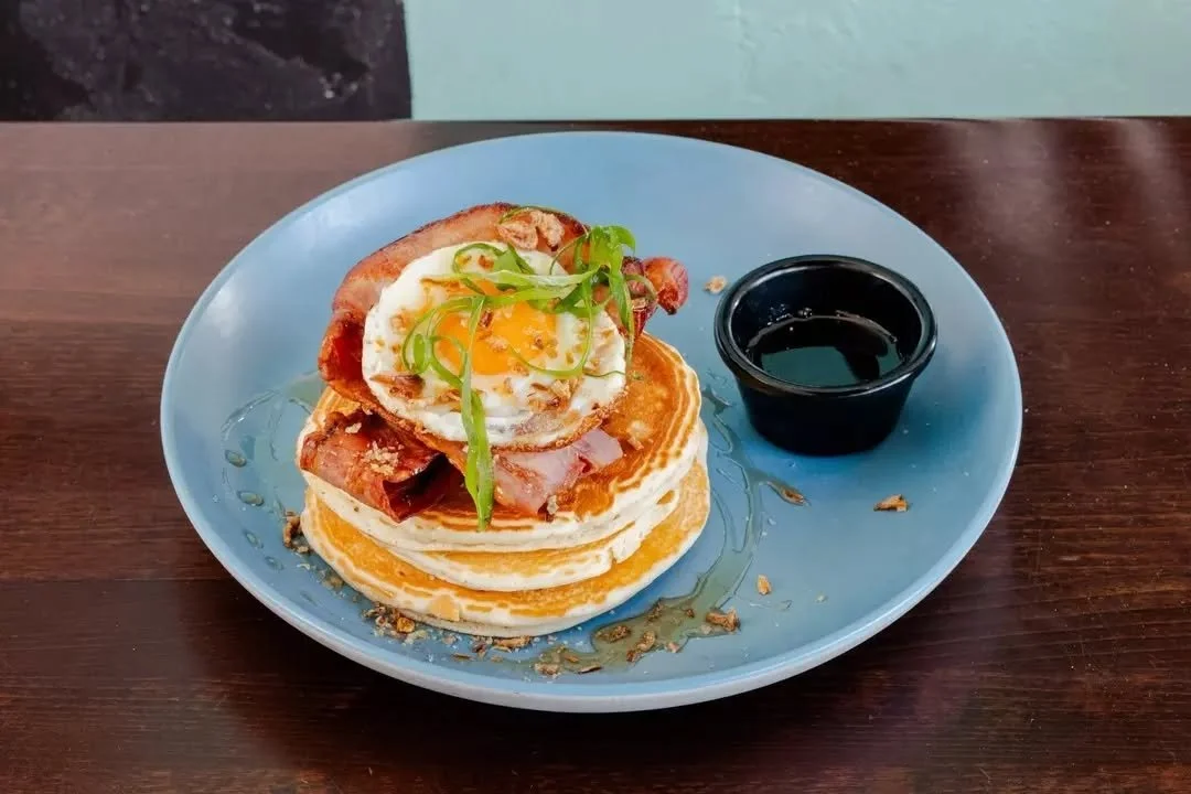 Crispy bacon, fluffy pancakes, a sunny-side egg and a drizzle of maple syrup. The ultimate sweet-meets-savoury stack. 🥞