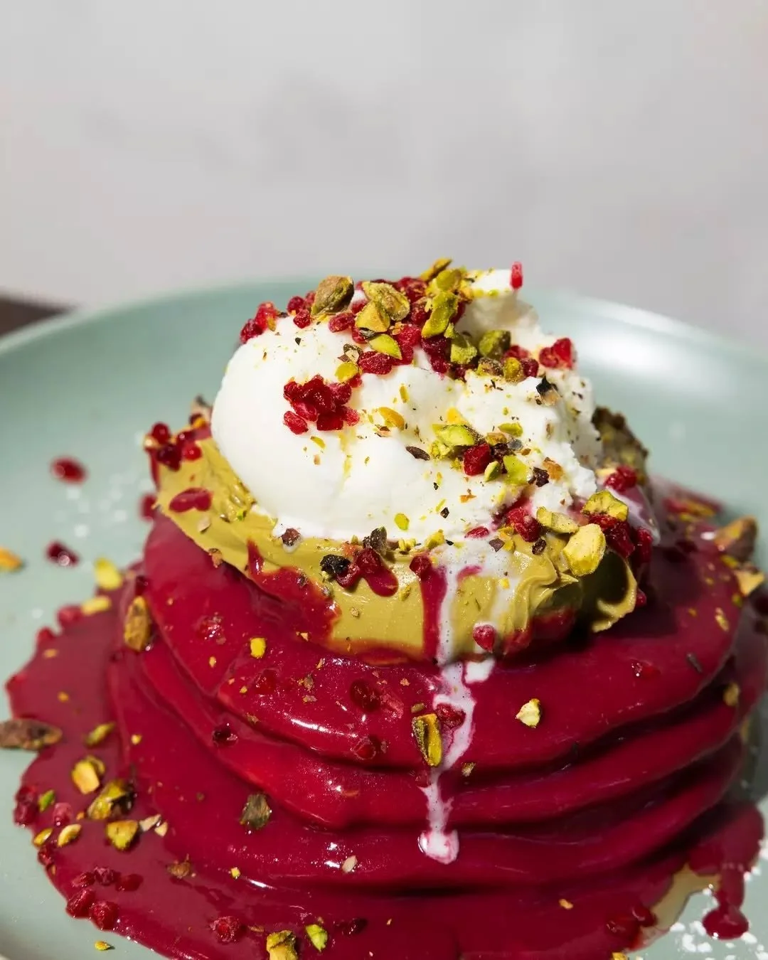Raspberry + pistachio = match made in heaven. ✨ 
Treat yourself to fluffy pancakes loaded with raspberry curd, pistachio spread, crushed pistachios, raspberry crumble and ice cream.